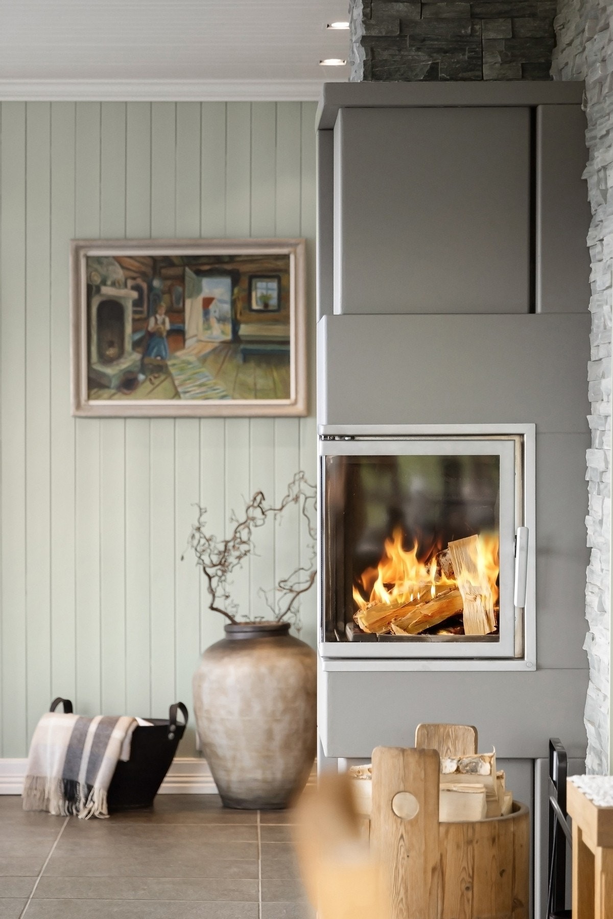 Peisen har bilde mot to sider og gjør det hyggelig uansett hvor du befinner deg i rommet. Galleribilde