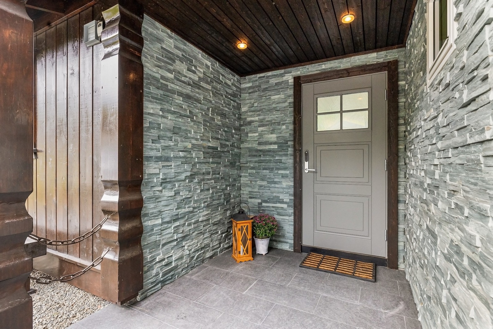 Fantastisk inngangsparti med tak slik at du slipper snø framfor inngangsdøren. Galleribilde