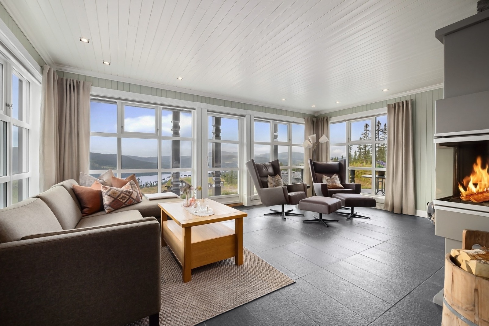 Her er stuen vist med to TV stoler, noe som viser at det er god plass i hyttens stue. Galleribilde