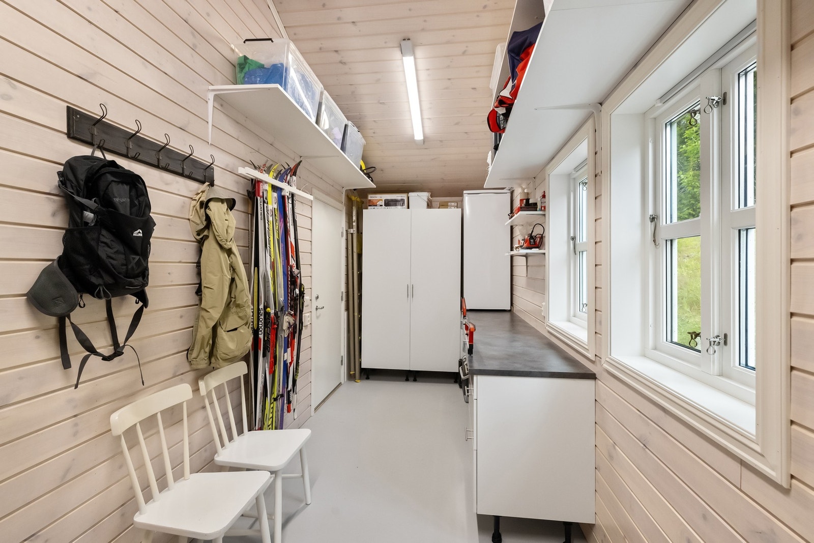 Boden har dør fra garasje, så her kan du gå tørrskodd fra hytten og inn til boden. Galleribilde