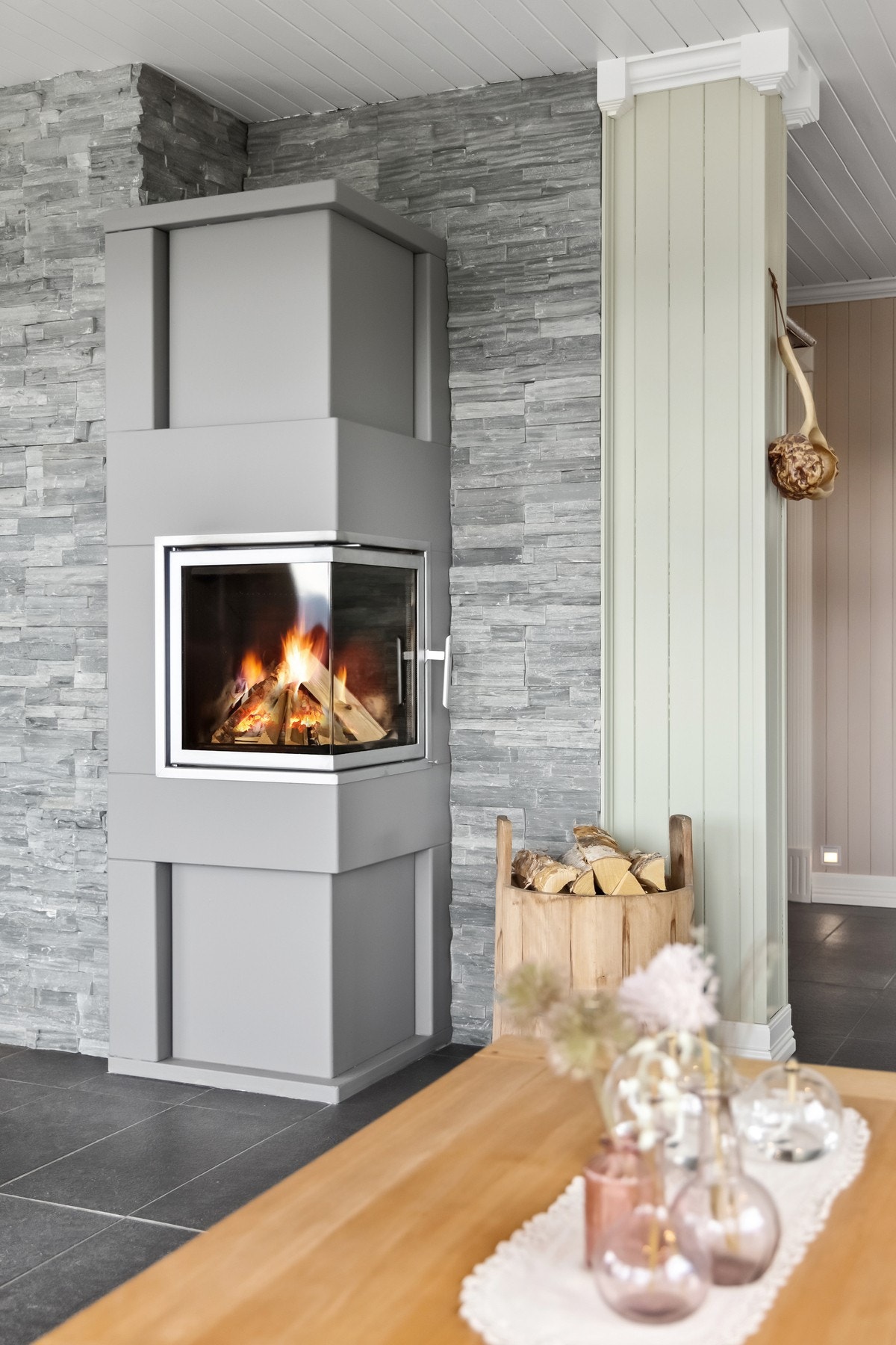 Detalj, flott peis som setter preg på stuen. Galleribilde