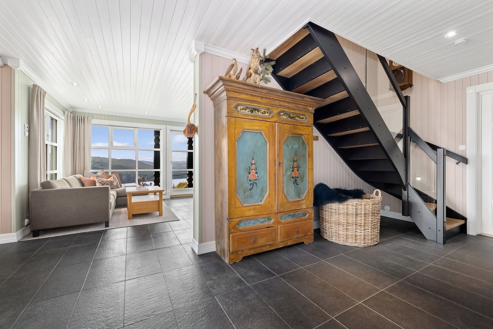 Gangen har god plass til garderobeskap, og trappen har downlights innfelt i veggen. Galleribilde