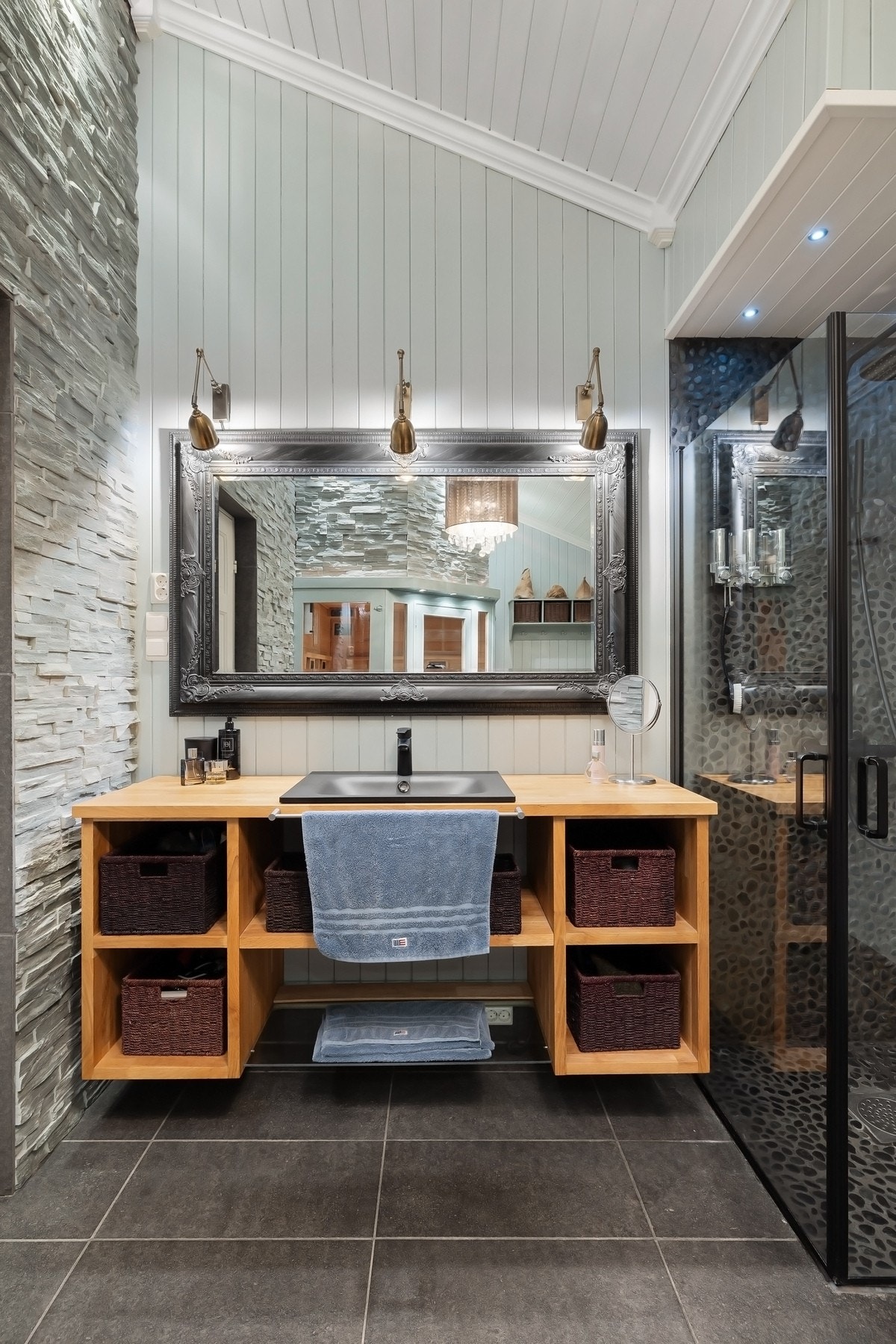 Badet har god takhøyde, og flott belysning på vegg og i tak. Galleribilde