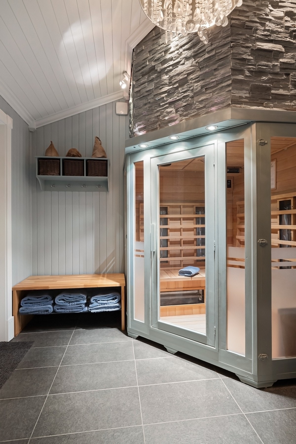 Infrarød badstue med plass til flere voksne. Galleribilde