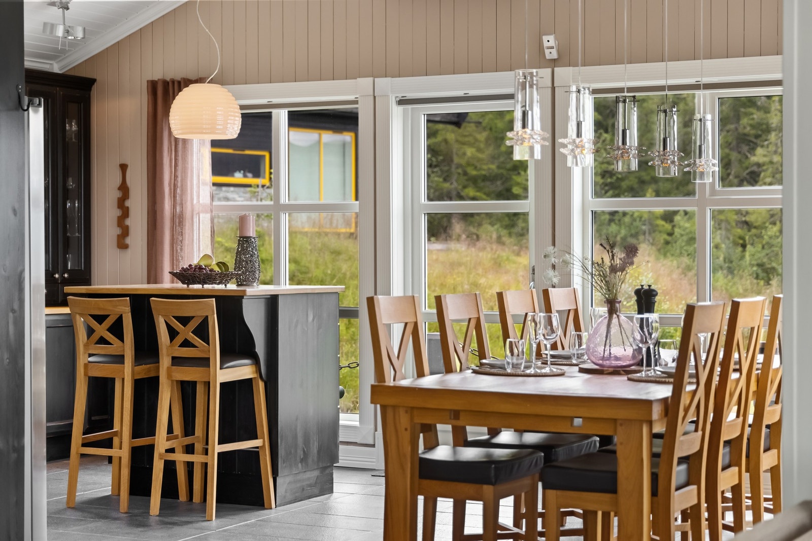 Moderne kjøkken med god plass, dagens eier har stoler og bord som kan romme opp til 14 gjester. Galleribilde