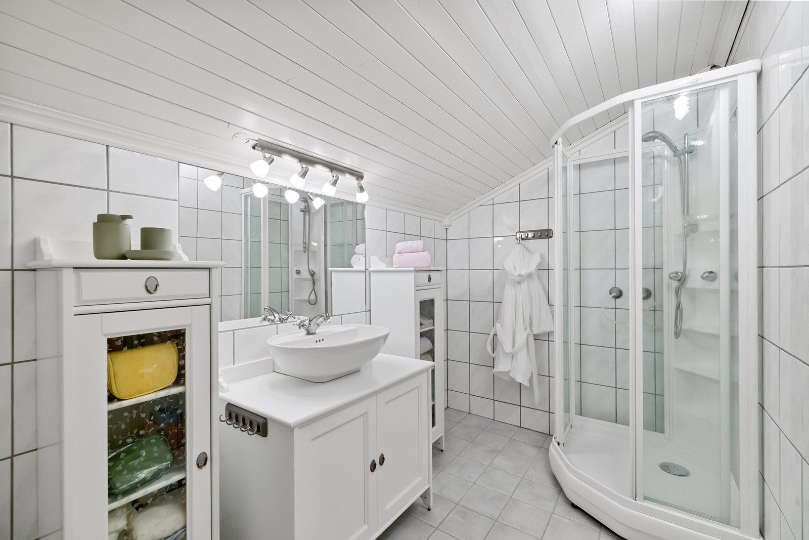 Badet i 2 etg, med dusjkabinett, flott innredning og wc. Galleribilde