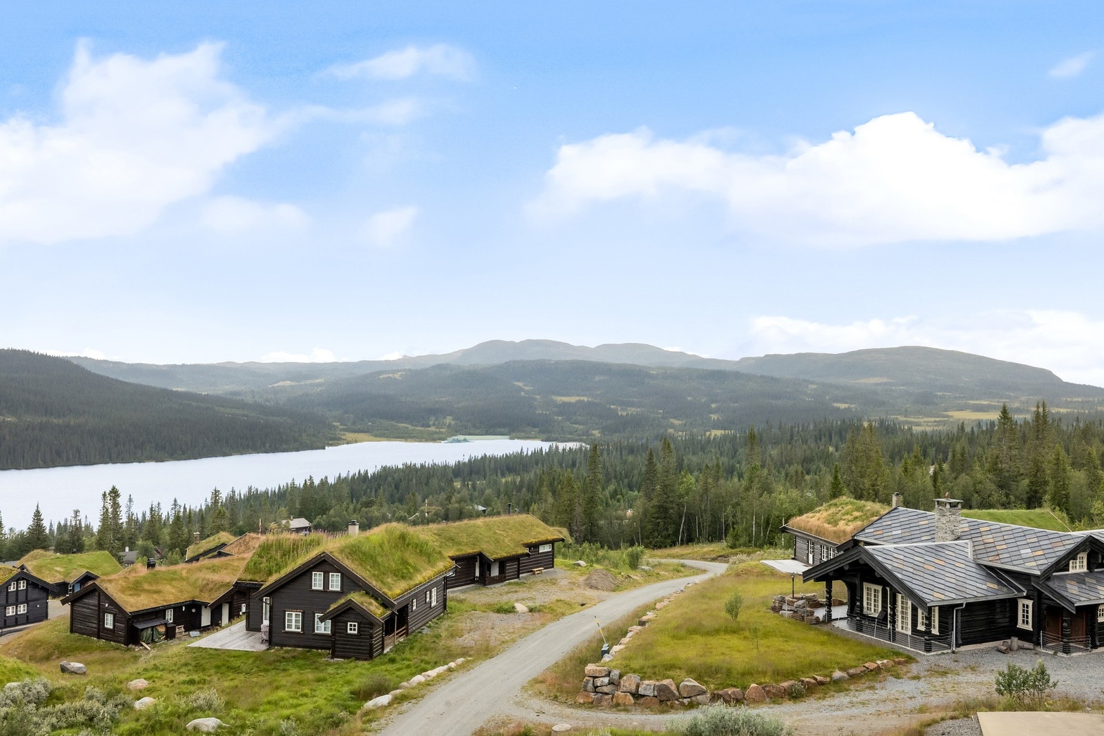 Utsikt fra hyttens uteplass. Galleribilde