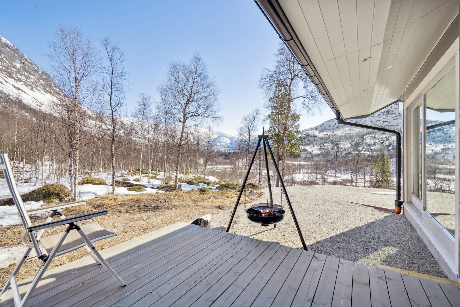 Flere fine uteplasser rundt hytta Galleribilde