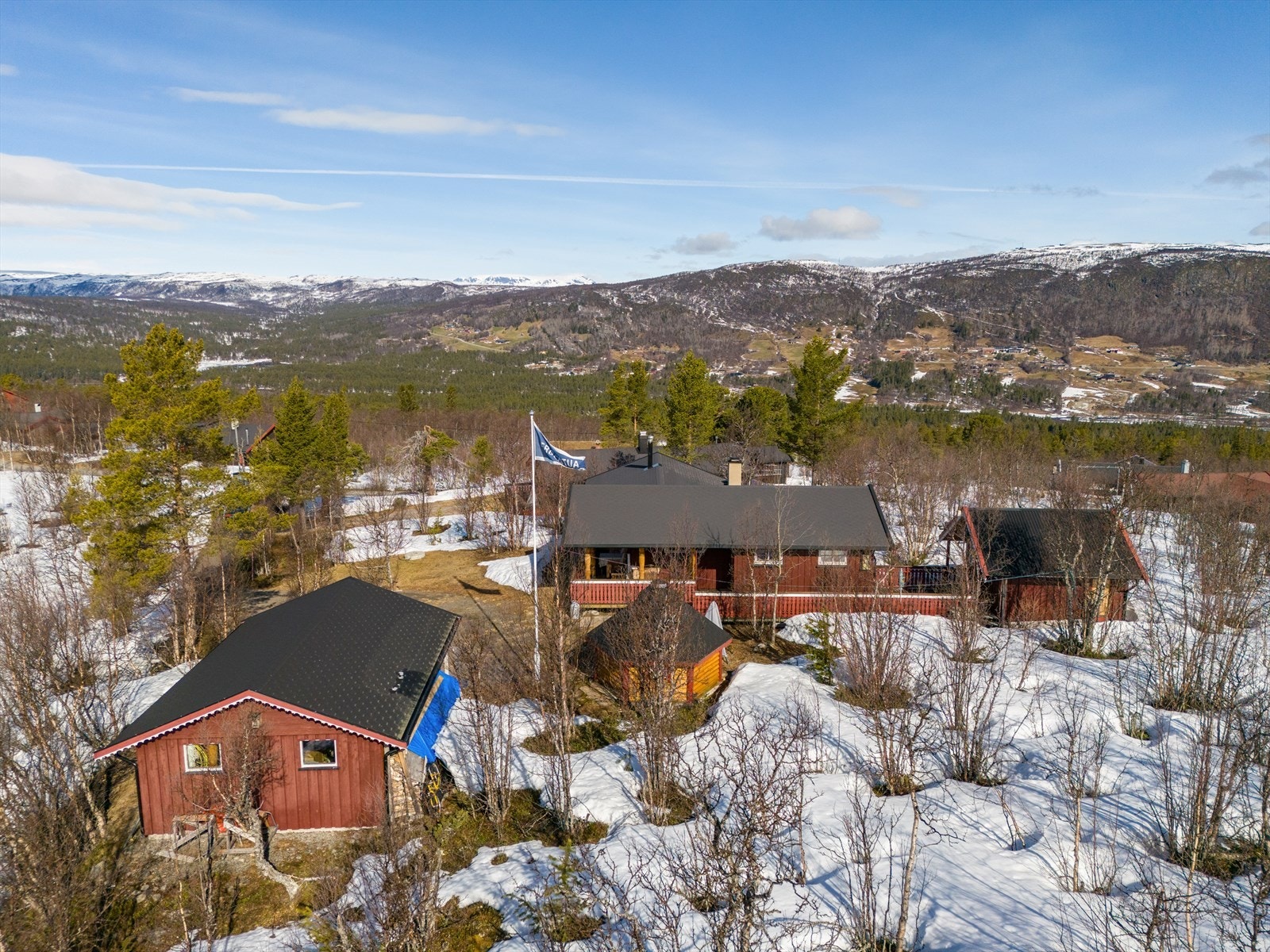 På eiendommen er det oppført en hytte, anneks, grillhytte og garasje Galleribilde