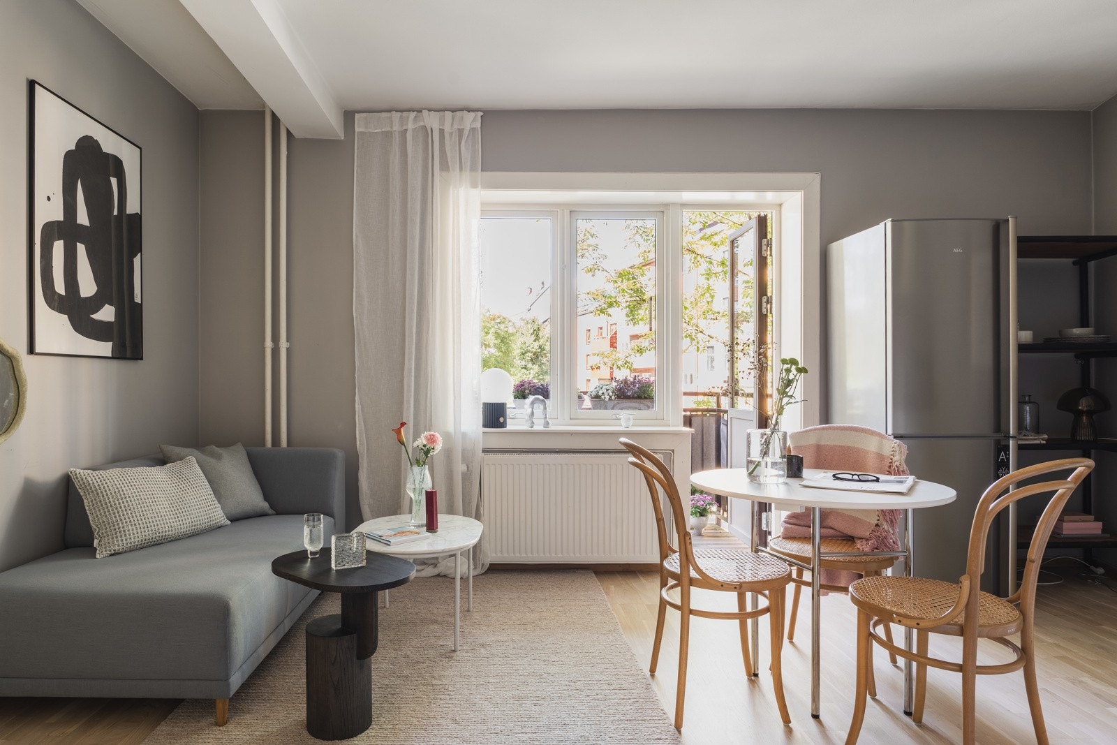 Fra stuen er det utgang til den ene balkongen som vender mot vest Galleribilde
