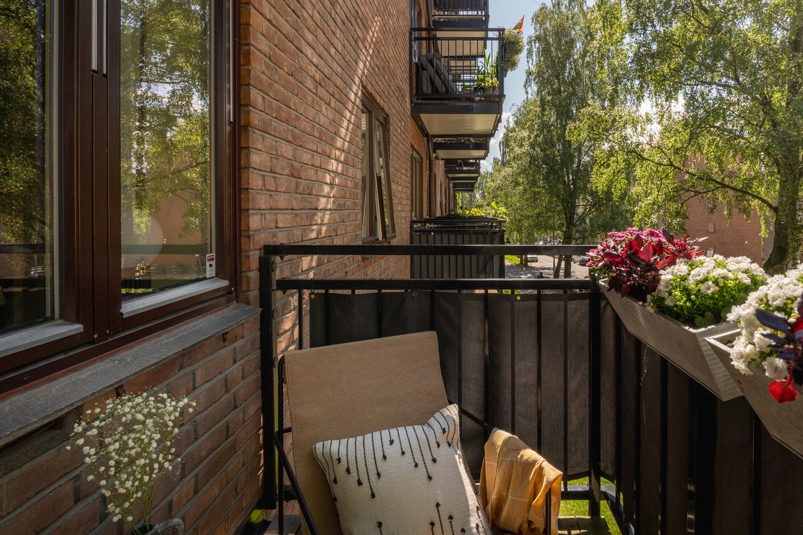 Balkongen er overbygget, har terrassebord på gulv Galleribilde