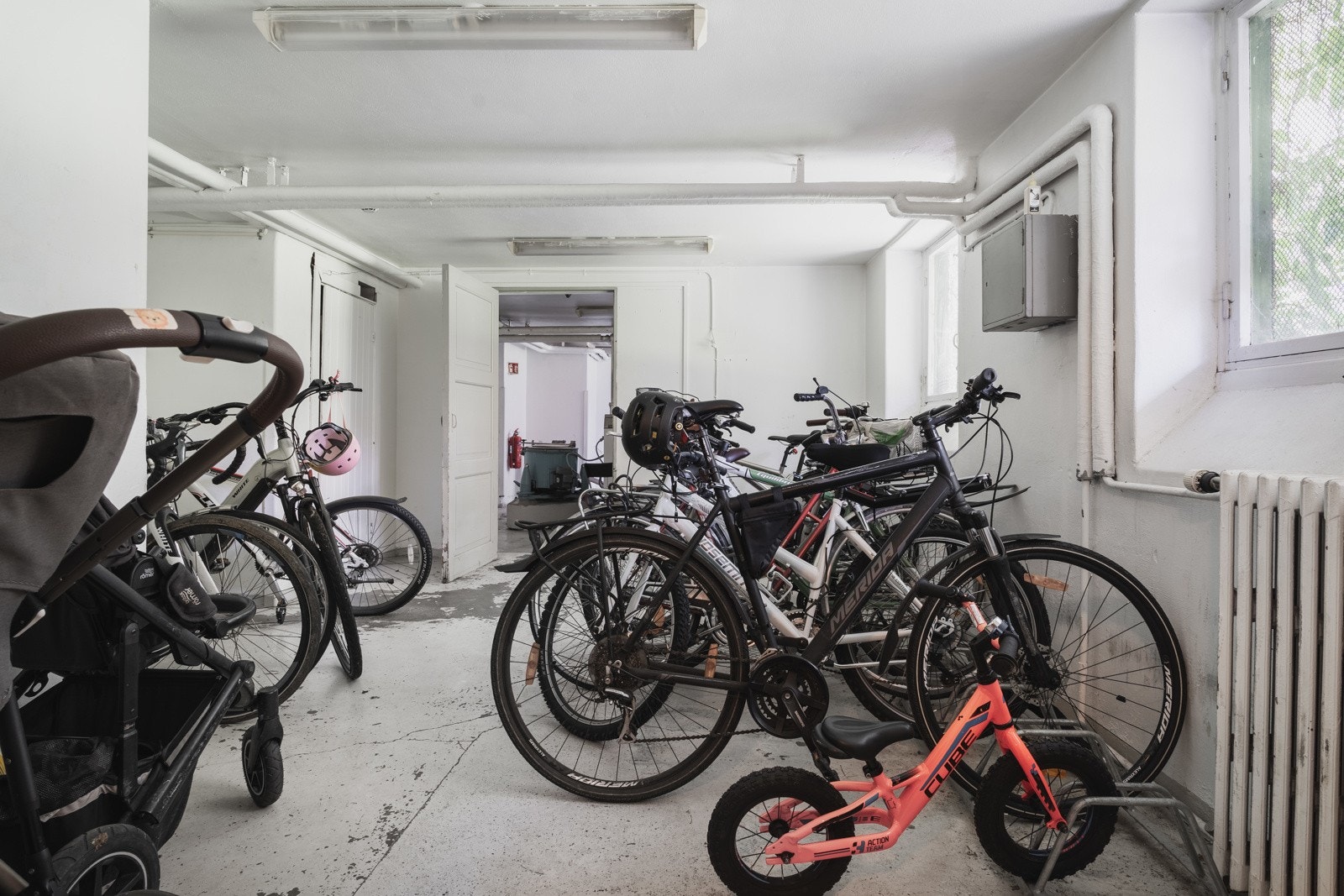 I felles kjeller er det fellesvaskeri og felles sykkelparkering for beboere i borettslaget Galleribilde