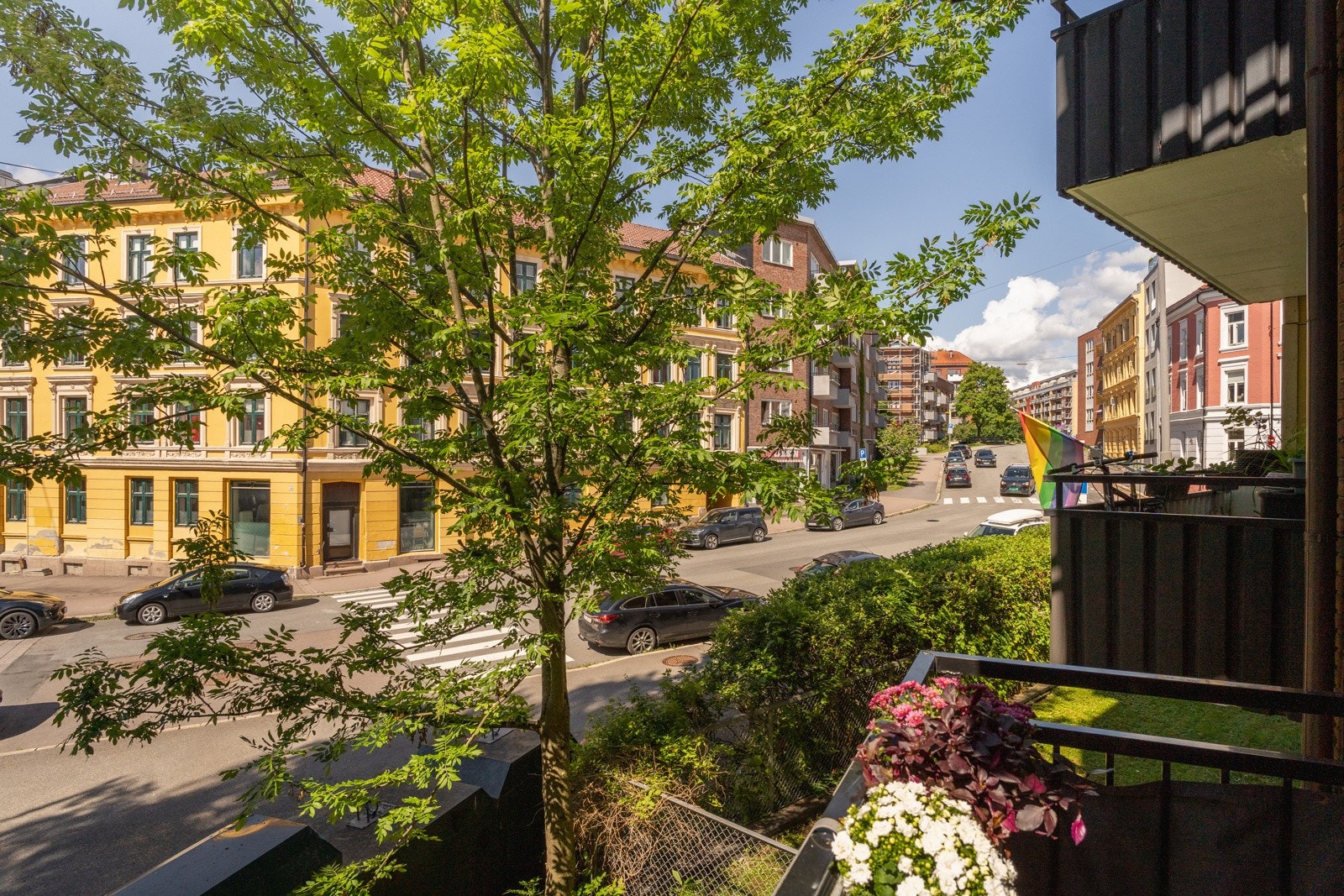 Her bor du flott til i en høy 2. etasje med en flott beliggenhet på populære Sagene Galleribilde