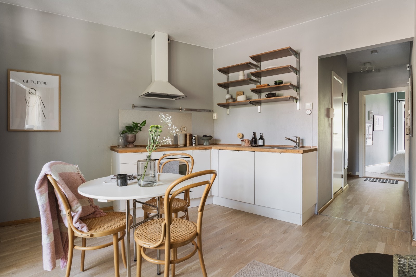Innredningen har hvite, glatte fronter og benkeplate av heltre med nedfelt stålkum Galleribilde