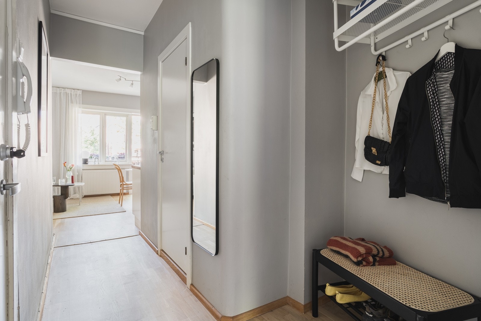 Entréen er romslig med plass til oppheng, skoskap eller kommode Galleribilde