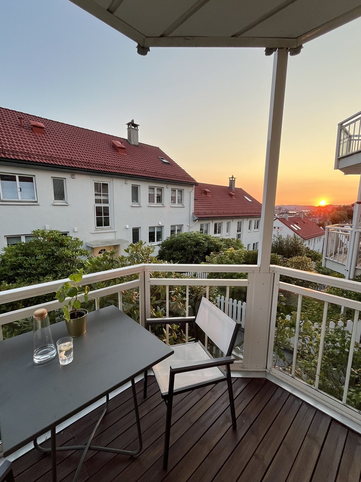 Kveldsfoto tatt av selger. Galleribilde