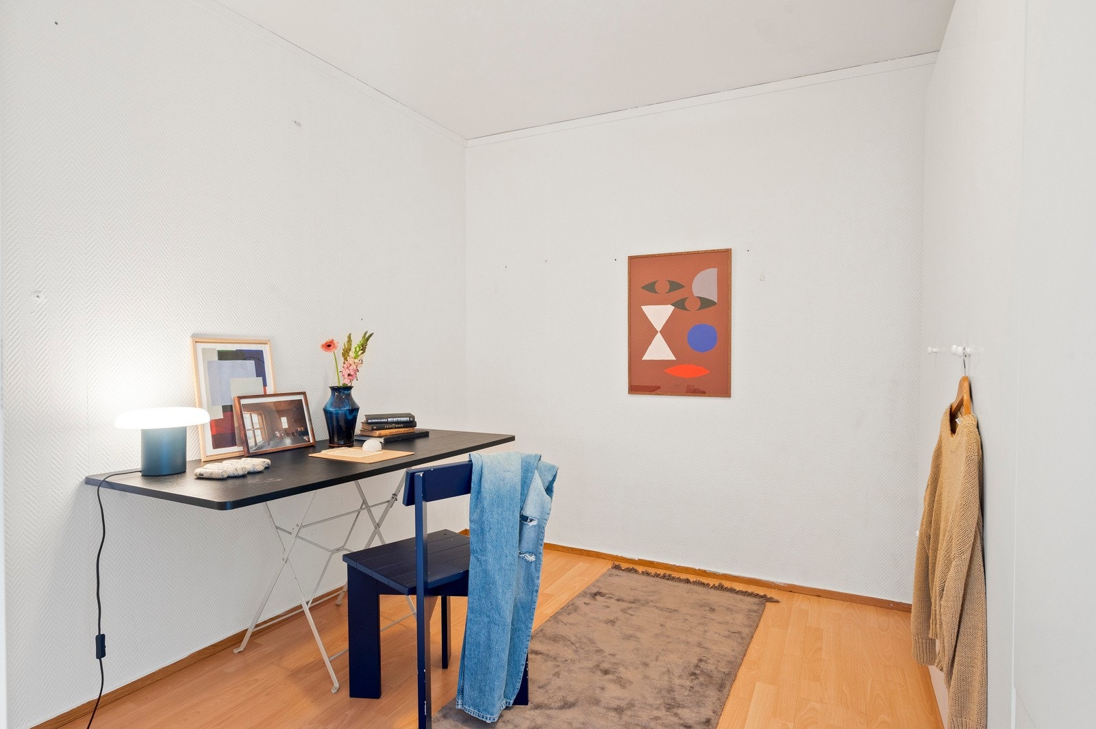 Praktisk omkledningsrom/kontor i tilknytning til entréen. Galleribilde