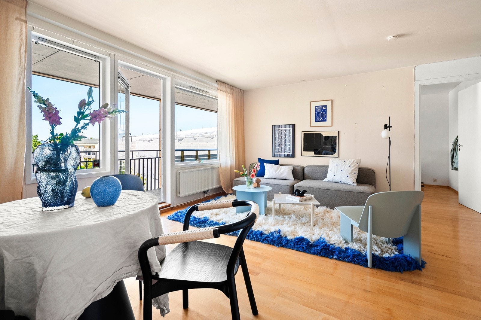 Stuen er romslig med plass til både sofagruppe og spisebord. Galleribilde