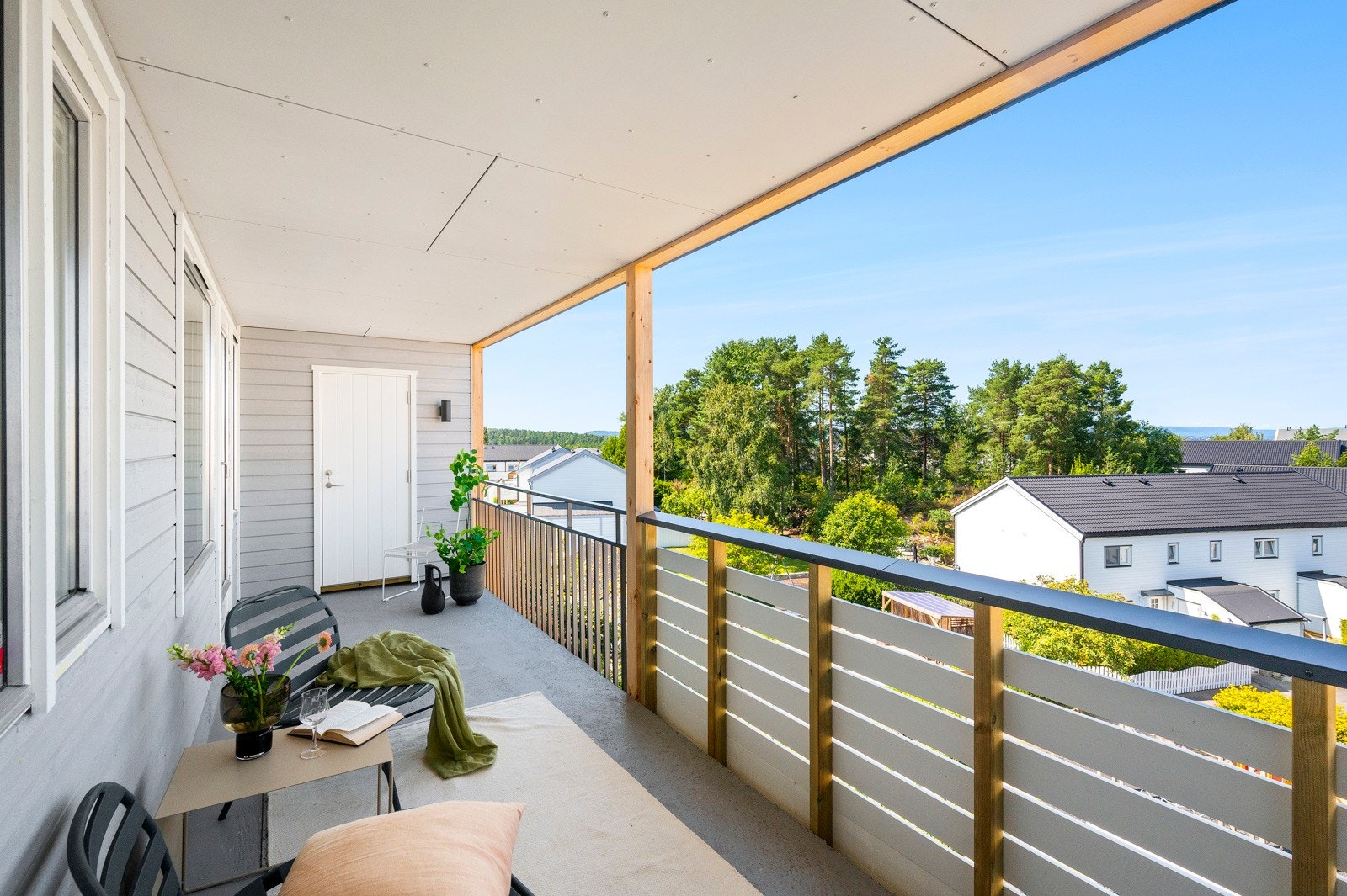 Her er det god plass til sittegruppe, grill og grønne vekster. Galleribilde