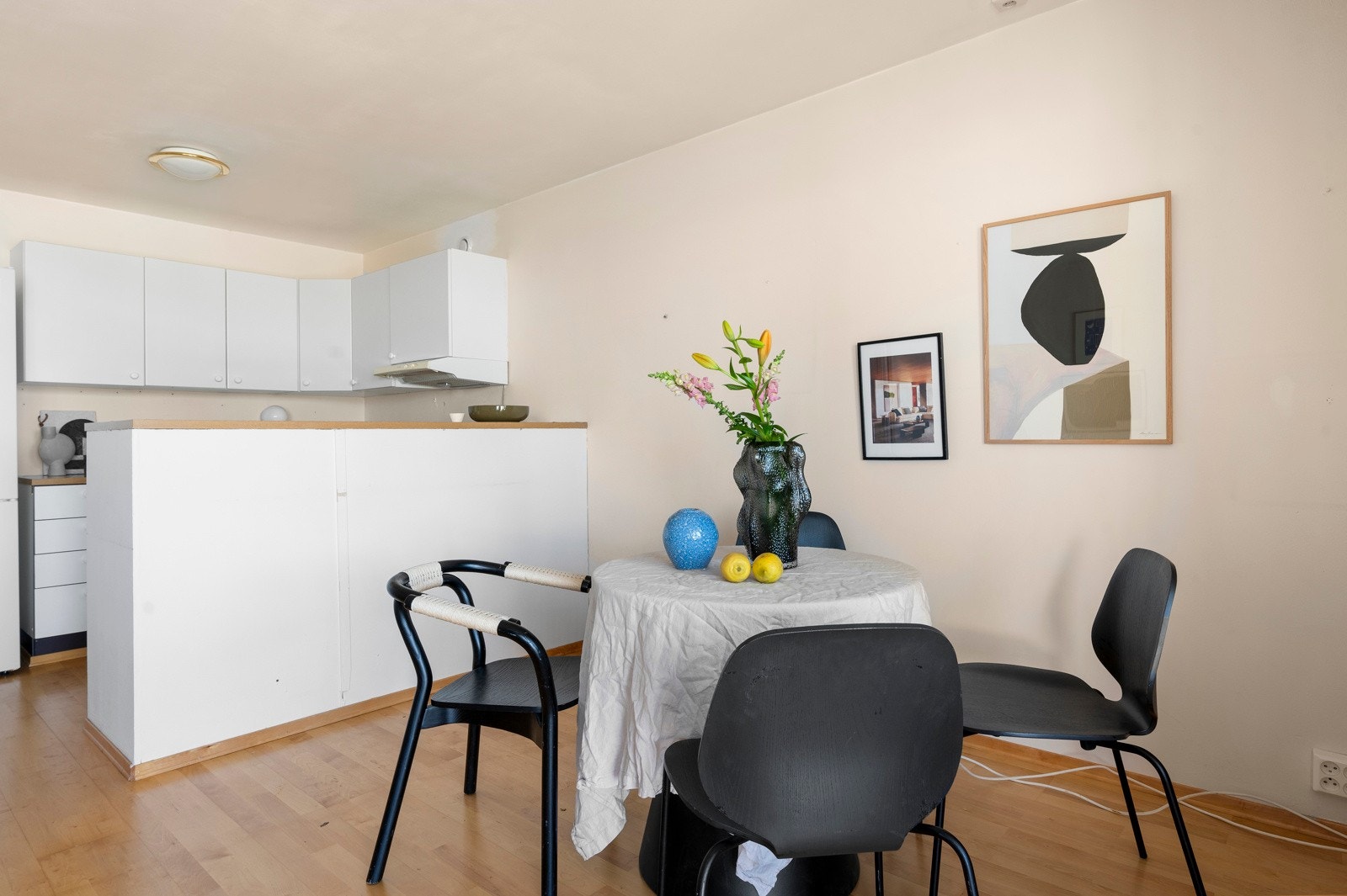 Fin plass til spisebord ved kjøkken. Galleribilde