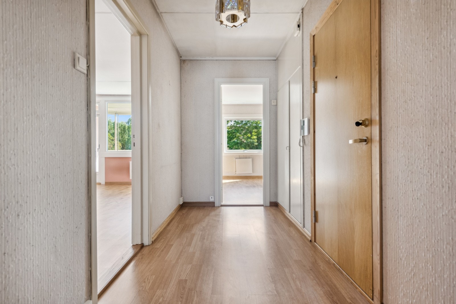 Entré med tilknyttet innvendig bod. God plass til oppbevaring av sko og yttertøy. Galleribilde