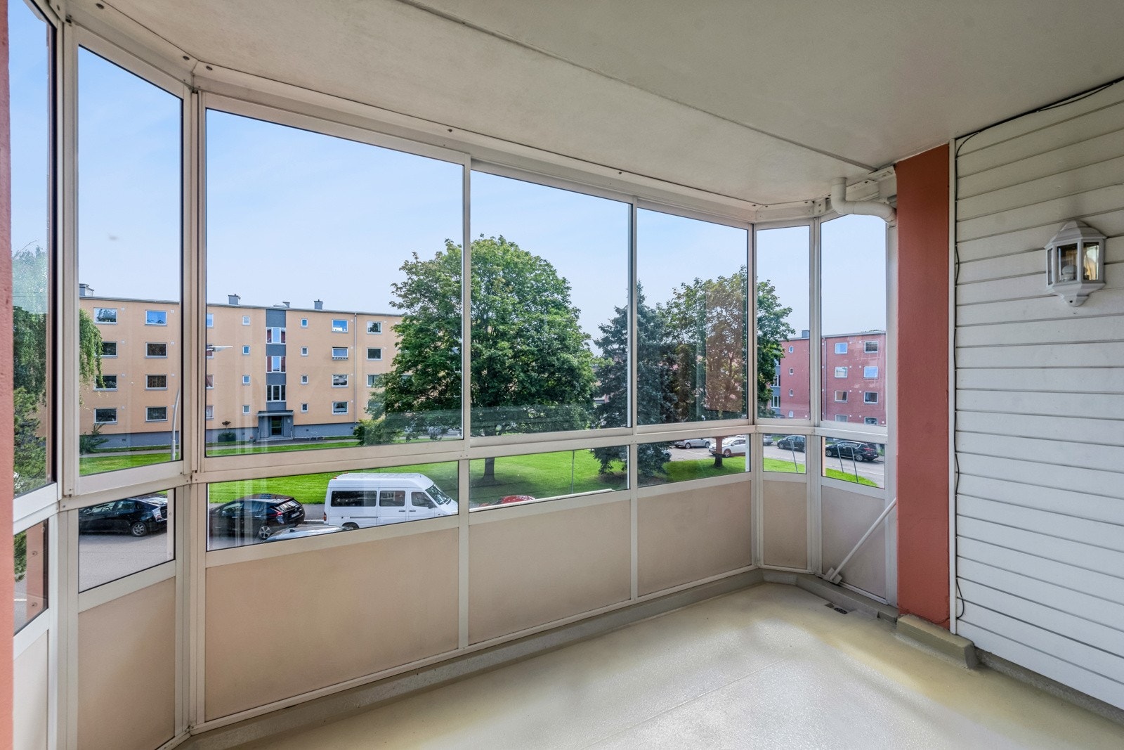 Solrik og praktisk innglasset balkong. Virker som en forlengelse av stuen. Galleribilde
