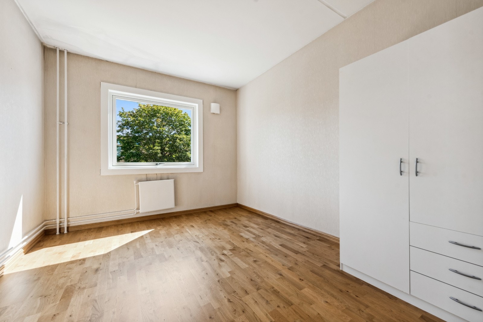 Romslig soverom. Kan benyttes som gjesterom, hobbyrom eller kontor. Plass til garderobeskap. Galleribilde