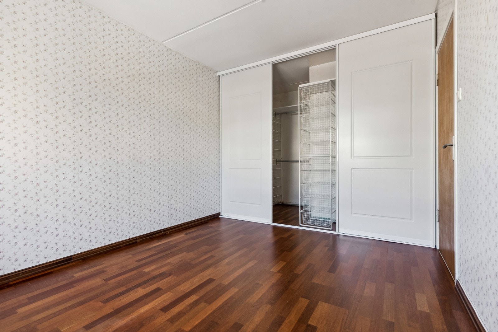 Integrert skyvedørsgarderobe på hovedsoverommet. Galleribilde