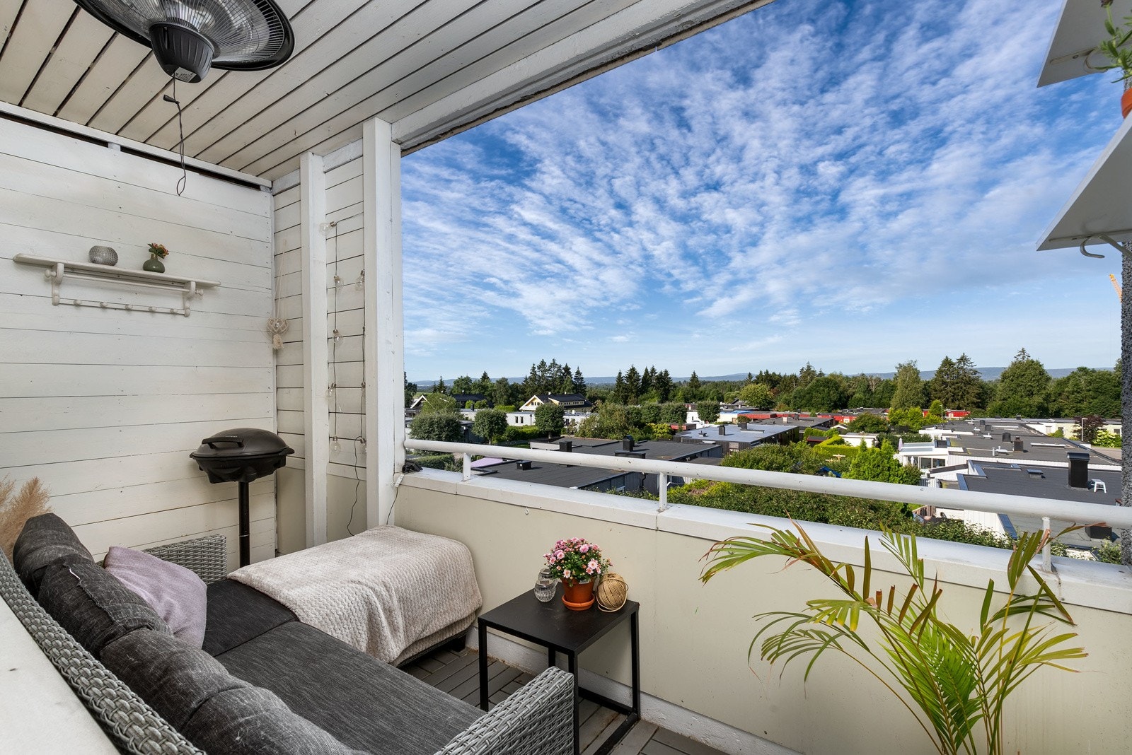 Terrassedøren fører enkelt ut til den overbygde vestvendte balkongen, et perfekt sted å nyte late dager og sene kvelder i hyggelige omgivelser. Galleribilde