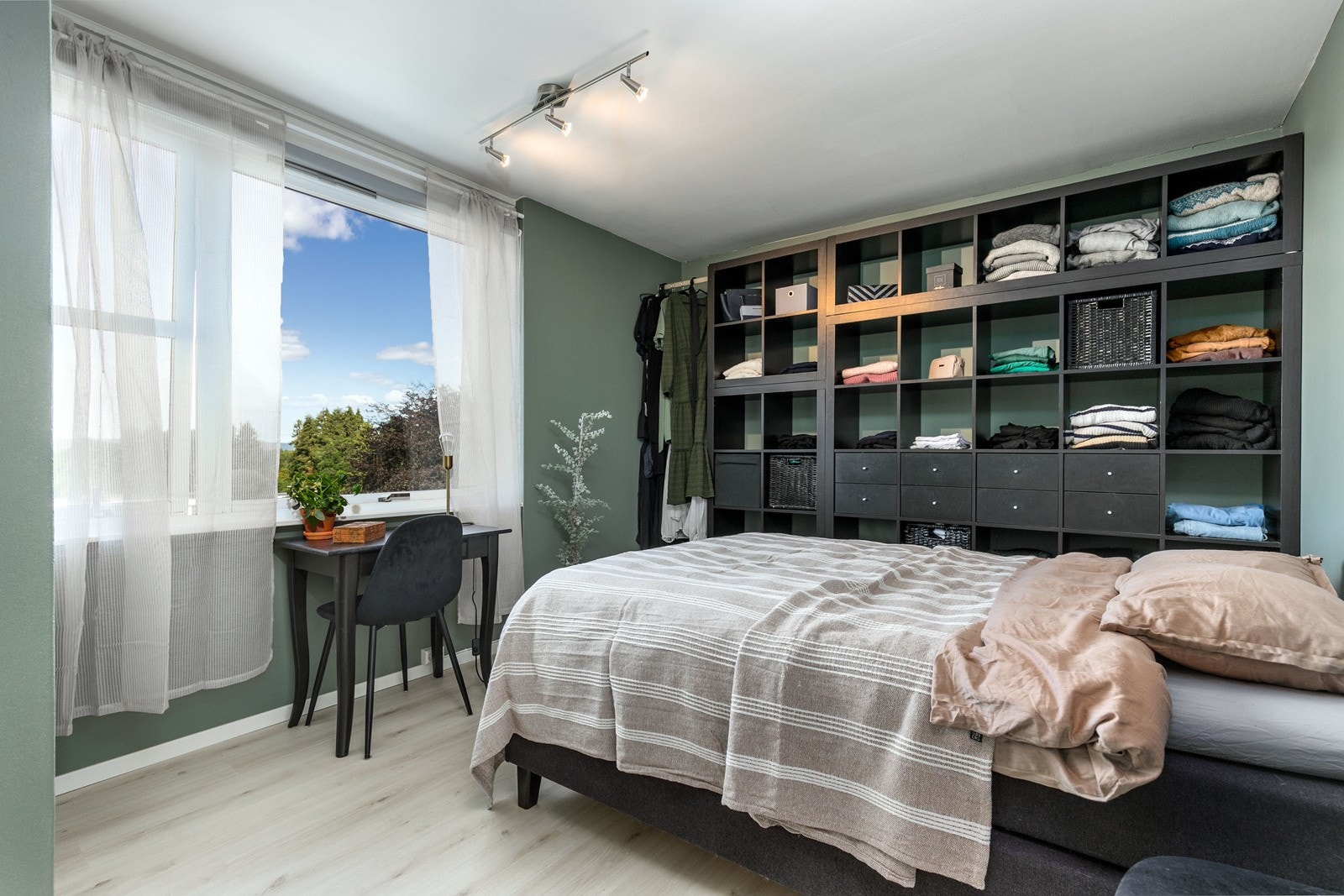 Leiligheten har tre koselige og tiltalende soverom - alle overflatebehandlet sommeren 2022. Hovedsoverommet har malte veggflater, lyspigmentert laminat på gulv og et stort vindu som slipper inn rikelig med lys. Det er satt inn en åpen garderobeløsning. Galleribilde
