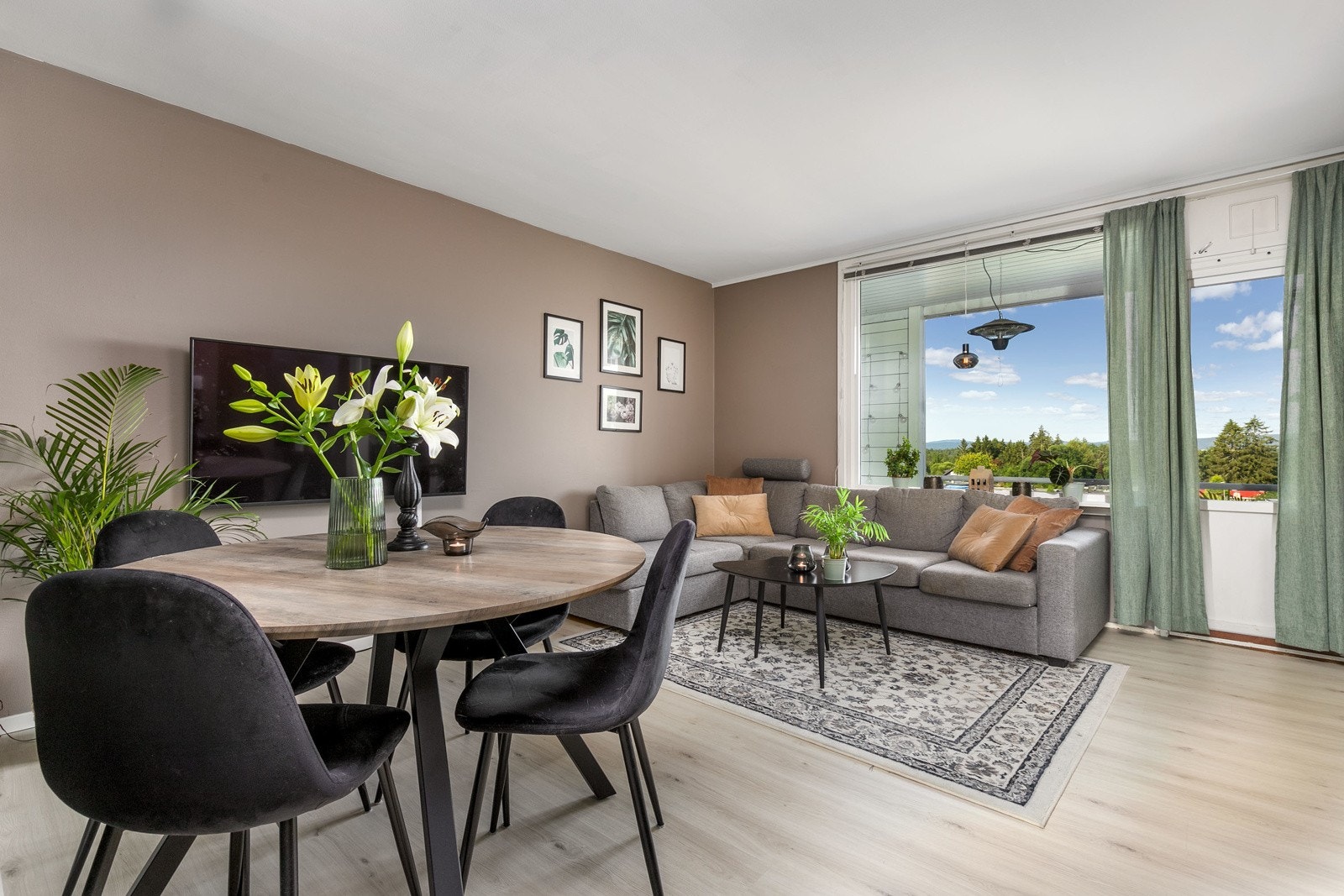 Brinken 3 - Er en lys og romslig 4-roms selveierleilighet beliggende like utenfor sentrumskjernen av Jessheim. Beliggenheten er meget barnevennlig i et stille og fredelig boområde. Galleribilde