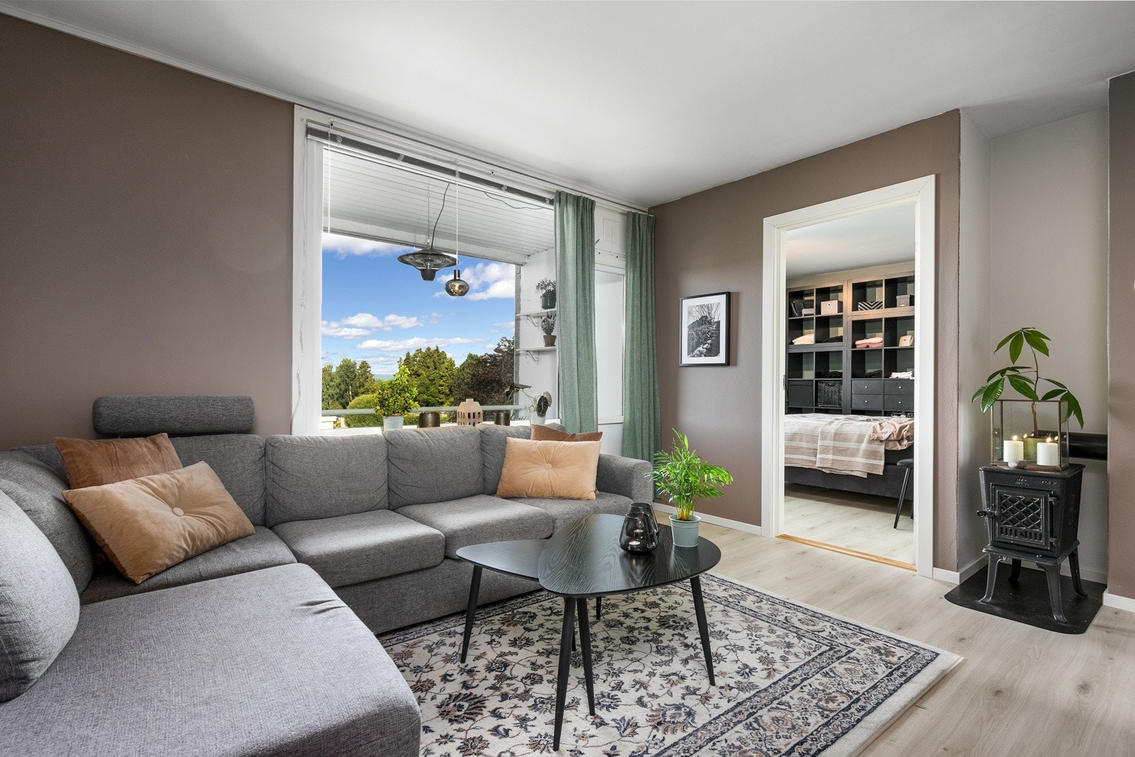 Stuen fremstår som tiltalende med malte veggflater og lyspigmentert laminat på gulv, nytt i 2022. Gode vindusflater slipper inn rikelig med lys og gir et nydelig utsyn over nærområdet. Galleribilde