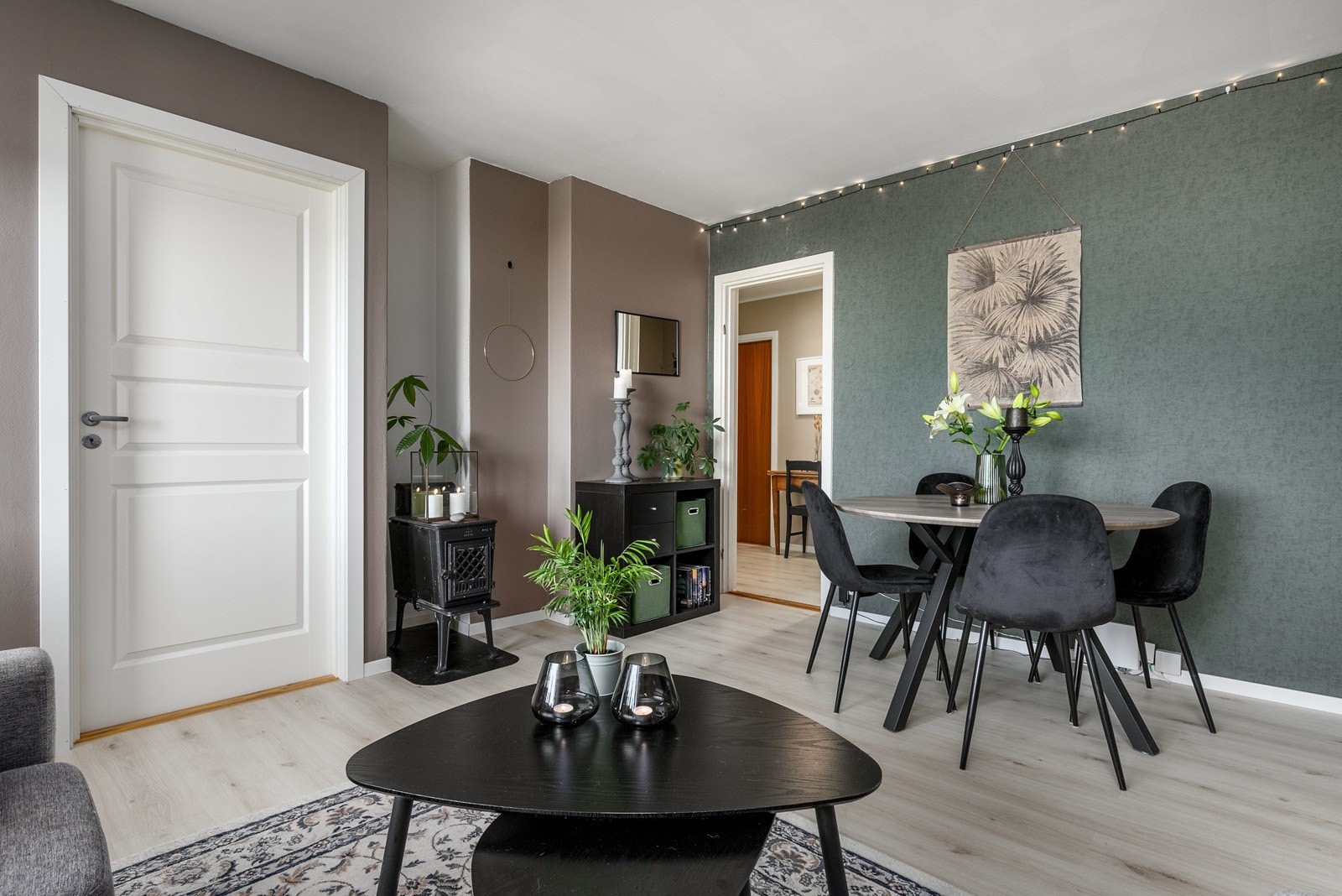 Midt i rommet er det en eldre peisovn med defekt håndtak - Denne er ikke funksjonstestet og tilstand er ikke kjent. Galleribilde