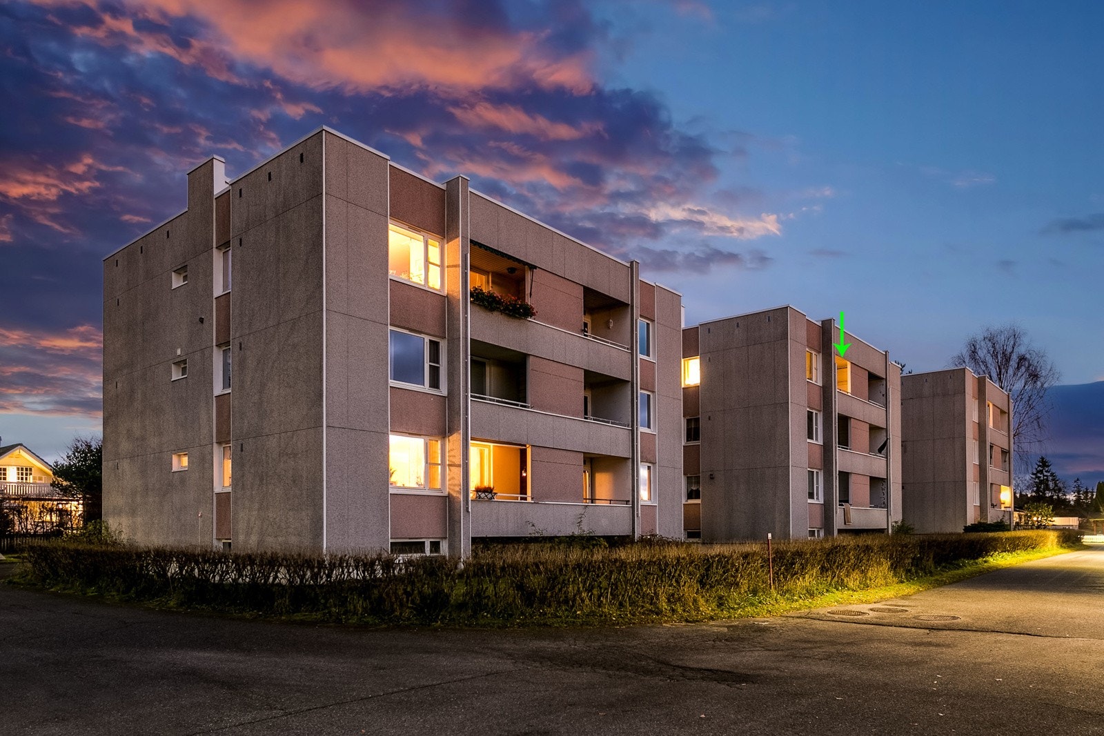 Felles eiet tomt i sameiet på 4.586 kvm. Tomten er pent opparbeidet med gressplen og grøntområde, beplantning, prydbusker og trær, samt felles sittegrupper og felles sykkelbod. Galleribilde