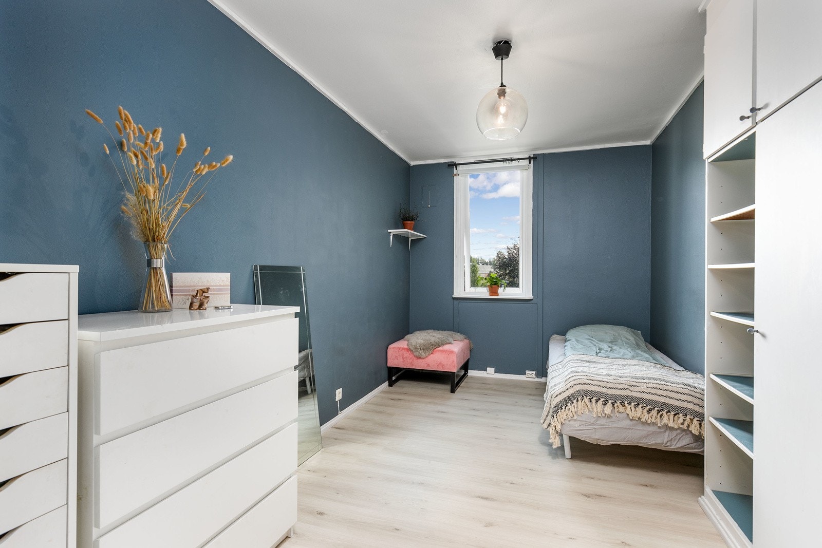 Soverom 3 har malte veggflater, laminat på gulv og et stort vindu som slipper inn godt med lys. Galleribilde