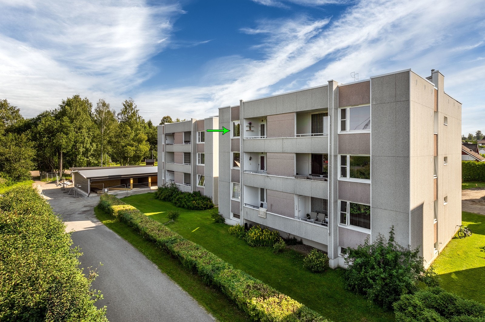 Leiligheten disponerer en utvendig parkeringsplass i felles carport-rekke (ferdigstilles medio uke 40). Forøvrig parkering på sameiets fellesområde etter gjeldende bestemmelser. Galleribilde