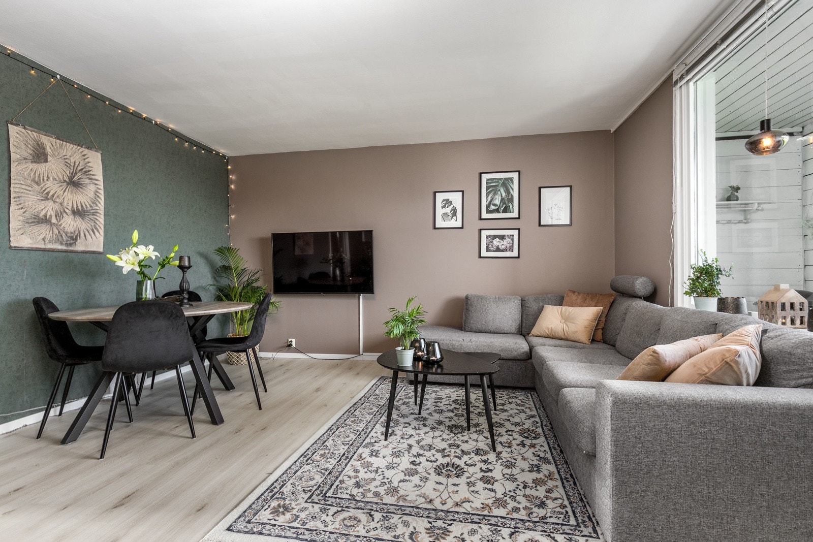 Her er det god plass til sofaløsning med tilhørende møblement. Grunnpakken for Tv-signaler og internett inngår i felleskostnadene. Galleribilde