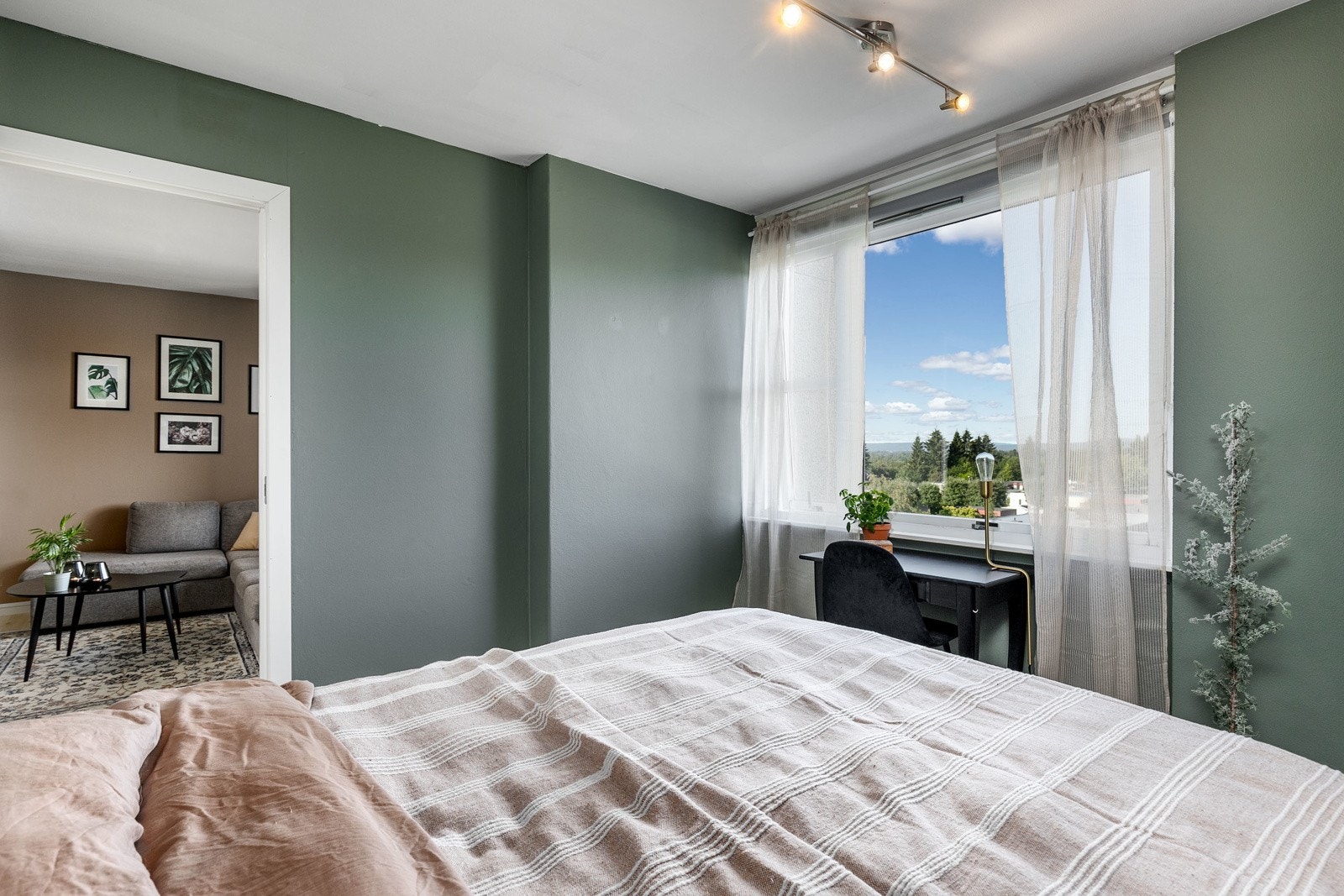 Det gjøres oppmerksom på at soverom 1 opprinnelig var avsatt til spisestue i byggetegningen. Dette tiltaket kan ved relativt enkle grep tilbakestilles ved å ta ned en lettvegg å åpne opp inn mot stuen. Galleribilde