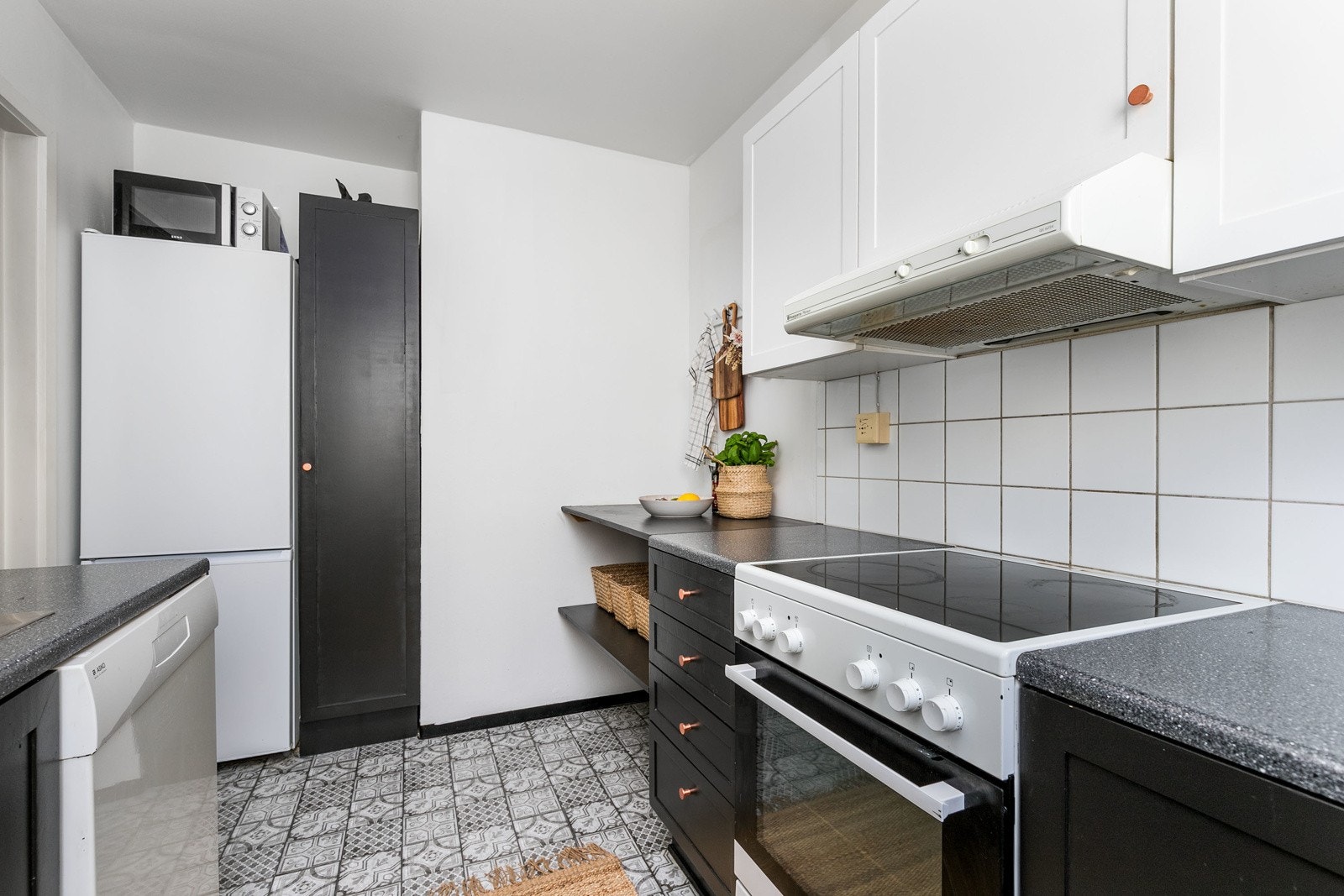 Av utstyr medfølger frittstående komfyr, kjøleskap, oppvaskmaskin, samt ventilator over kokesonen. Galleribilde