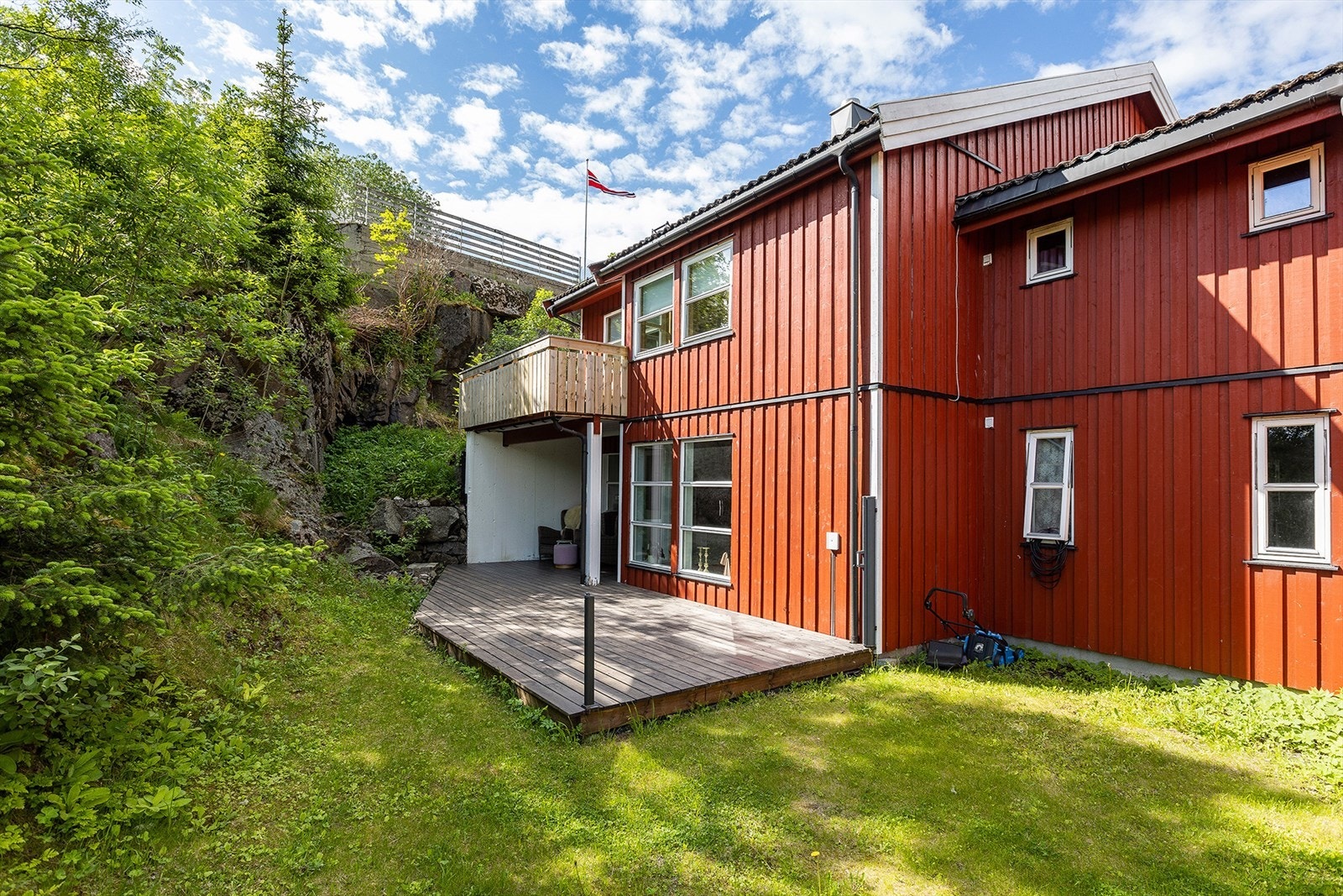 Fasade og fint uteområde Galleribilde