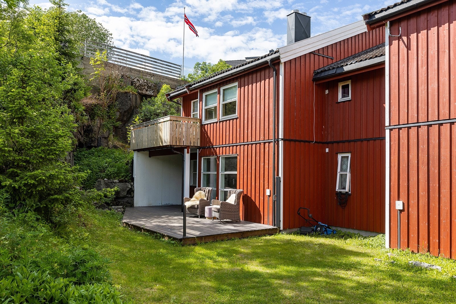 Fasade og fint uteområde Galleribilde