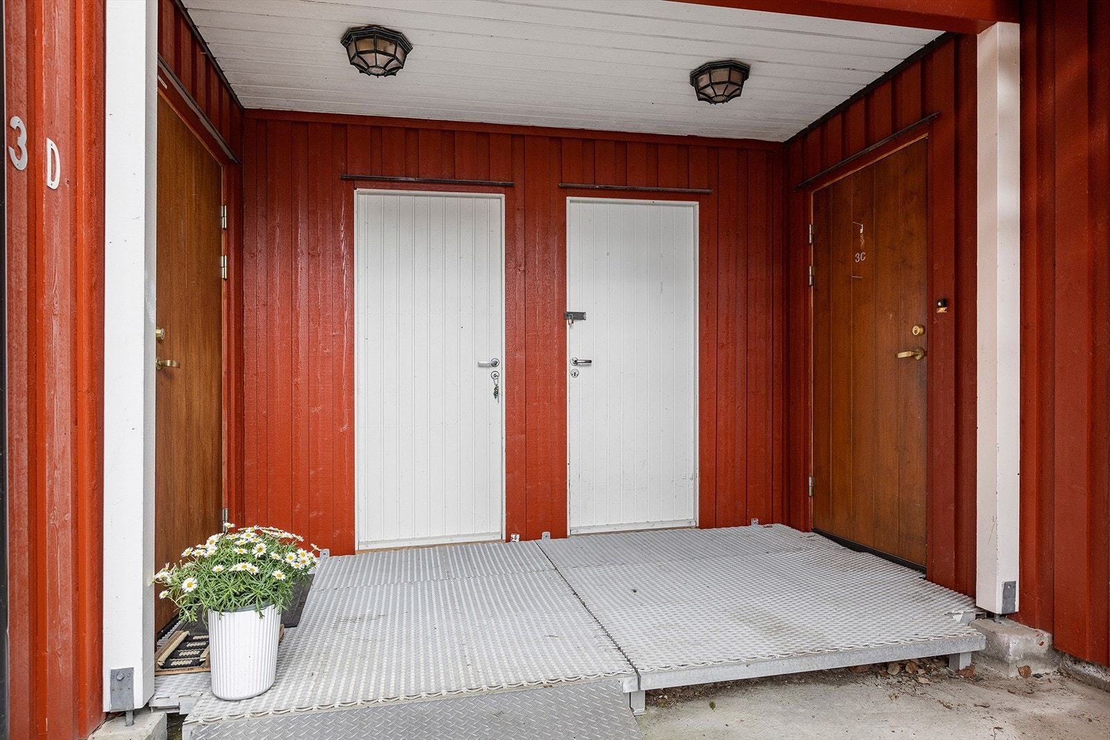 Det er en utebod like ved inngangen til leiligheten Galleribilde
