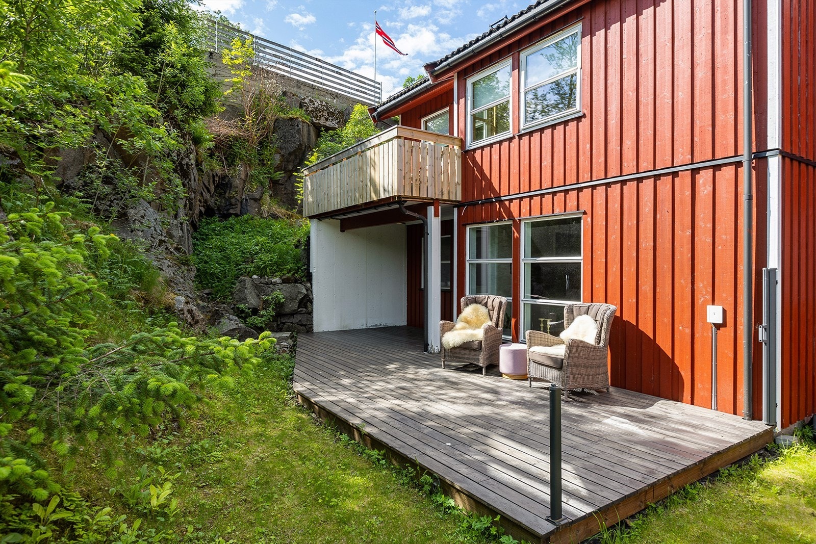 Utgang fra kjøkken til terrasse og uteområde Galleribilde