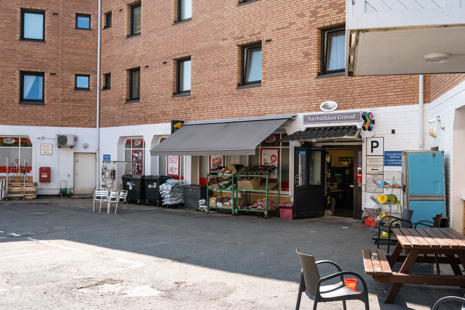 Til den daglige handelen er det kort vei til Nærbutikken som ligger i nabobygget. Galleribilde
