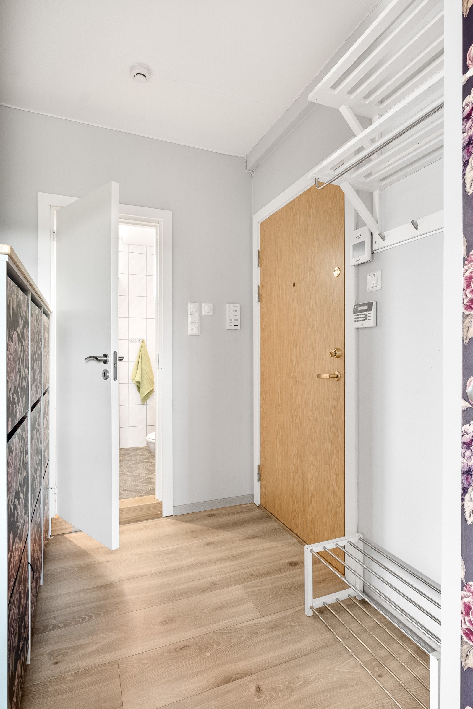 Lys og hyggelig entré med god plass til oppheng av ytterjakken og lagring av sko. Galleribilde