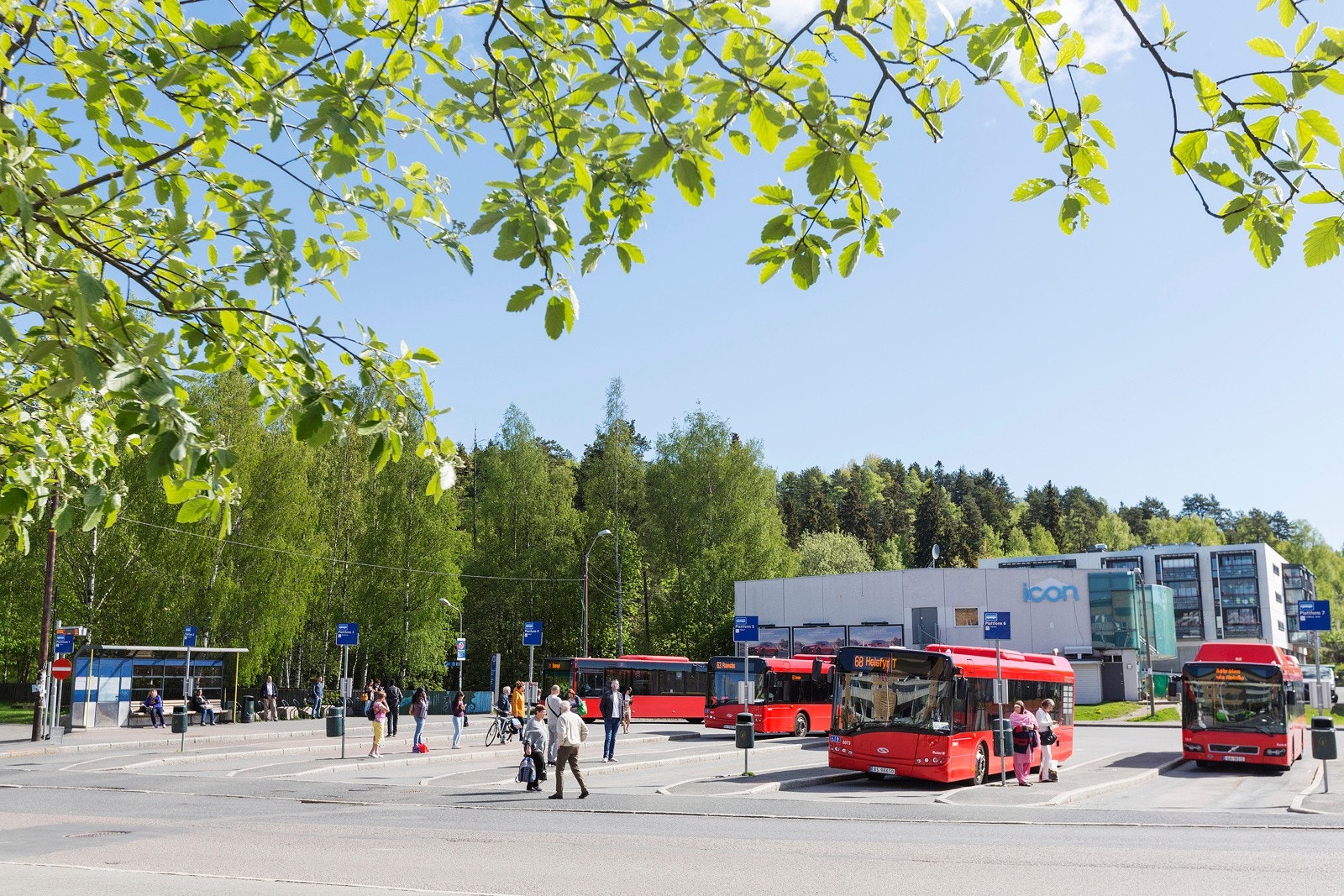 Kort vei til buss og tog. Galleribilde