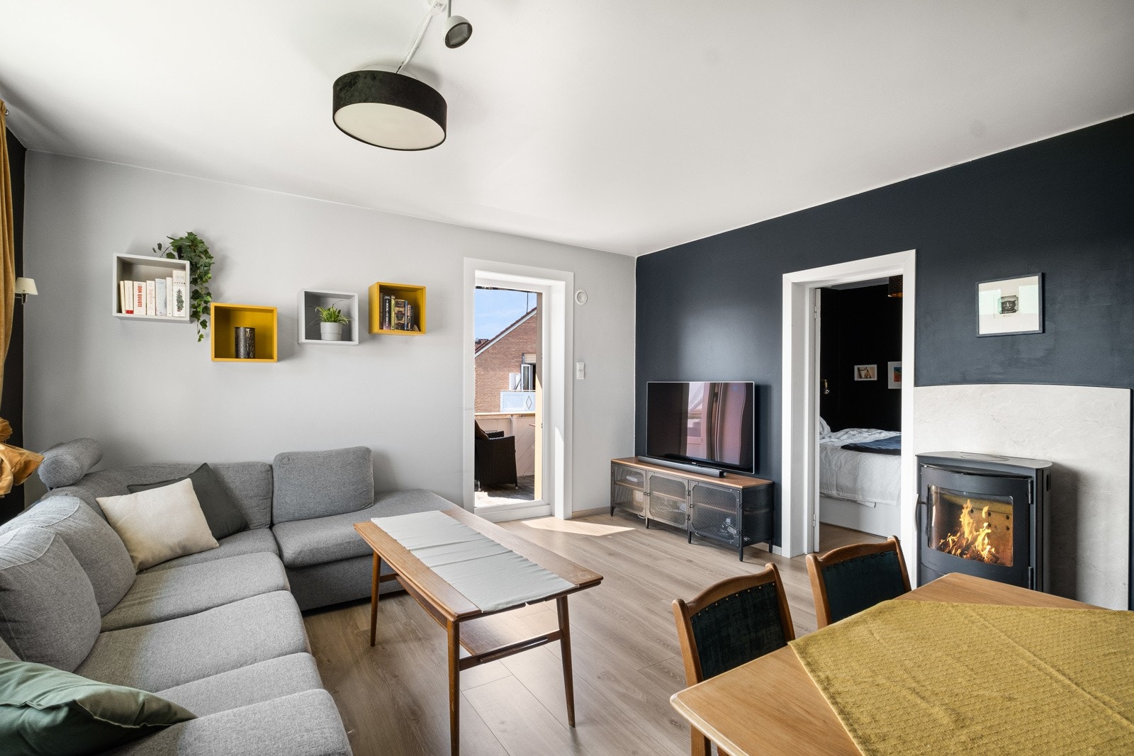 Stuen er malt i hvitt og blått og har laminat på gulvet. Galleribilde
