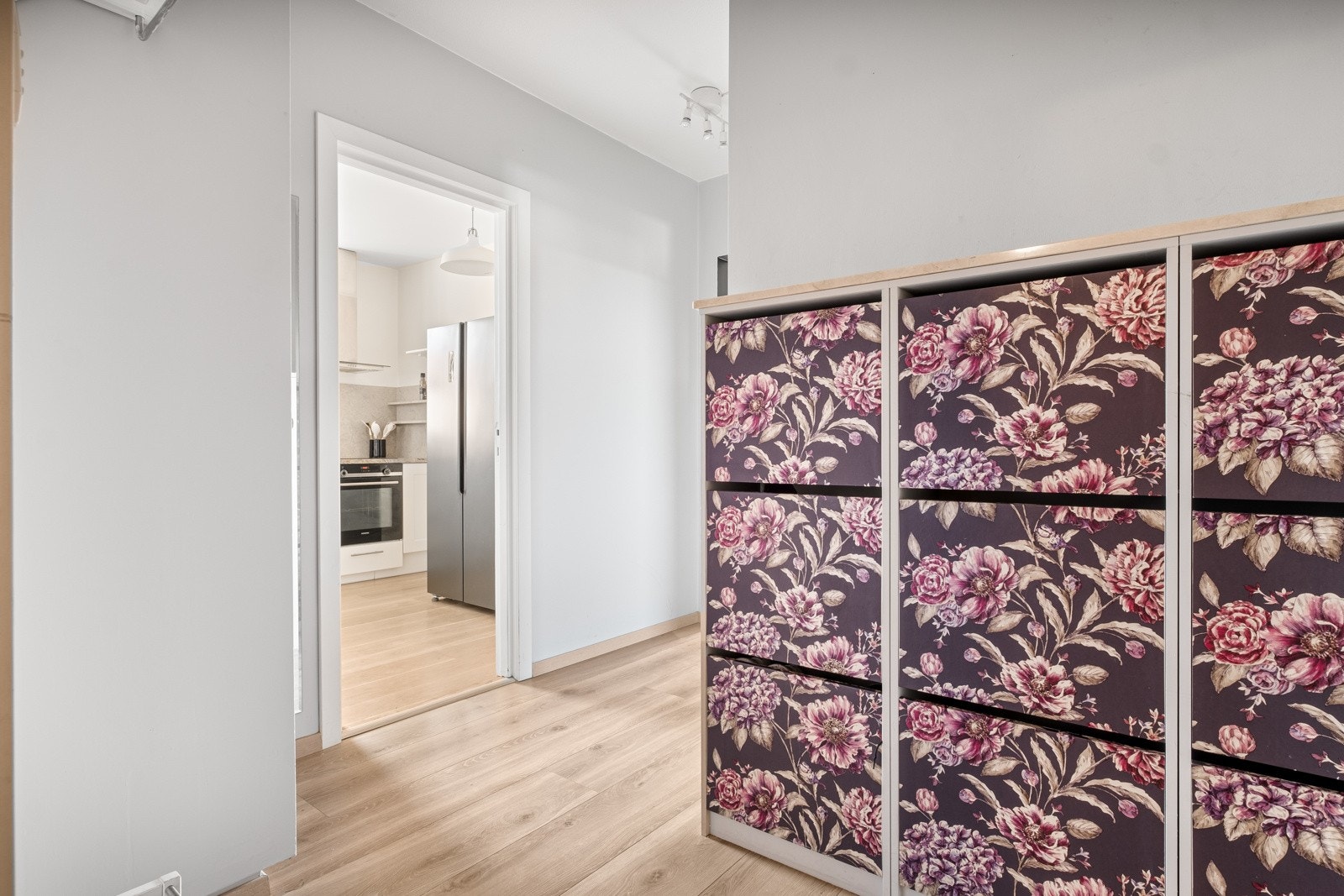 Det medfølgr to boder merket nr. 323 - én i kjeller og én på loftet. Galleribilde