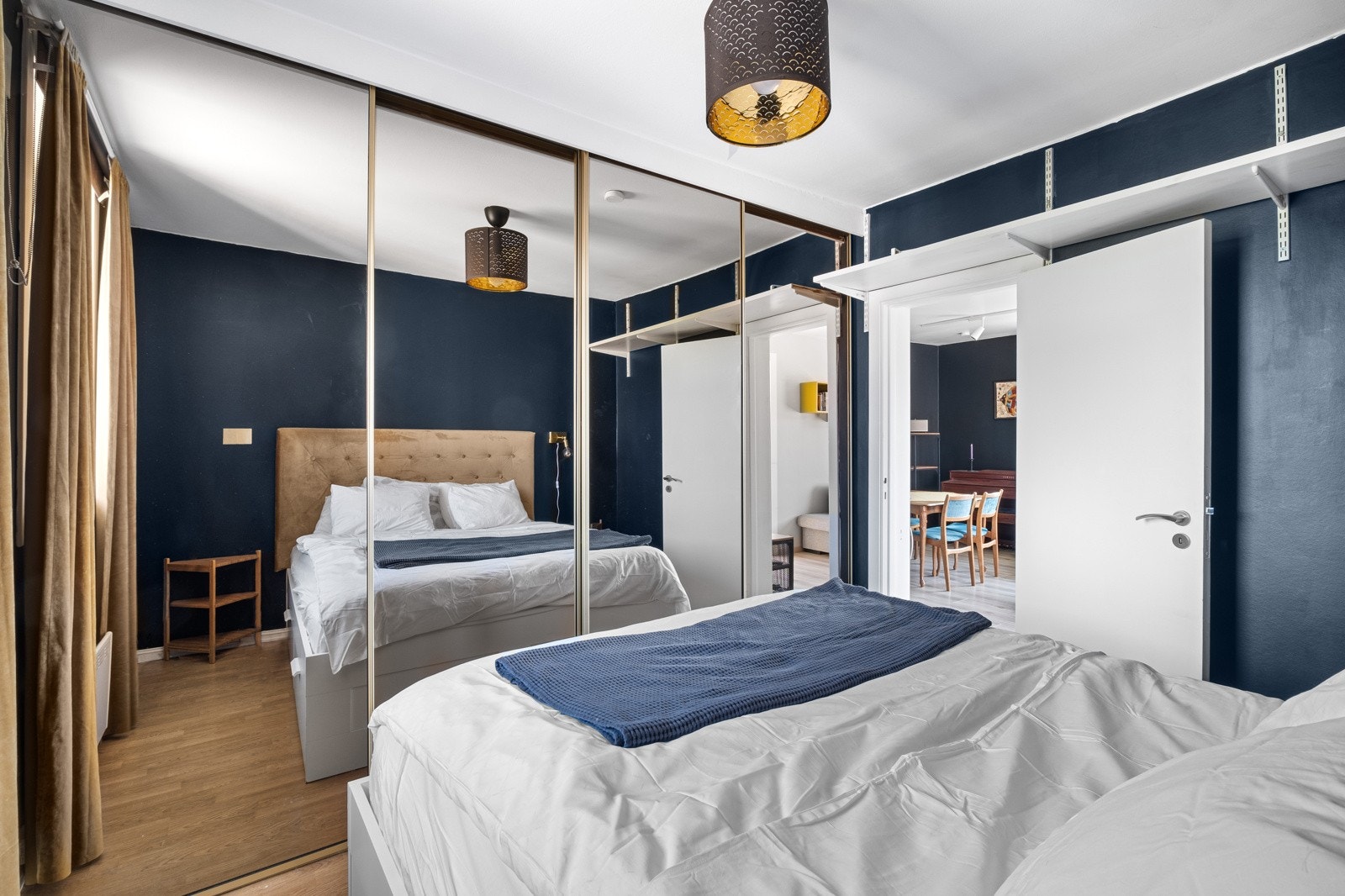 På hovedsoverommet er det plassbygget skyvedørsgarderobe med speilfronter. Galleribilde