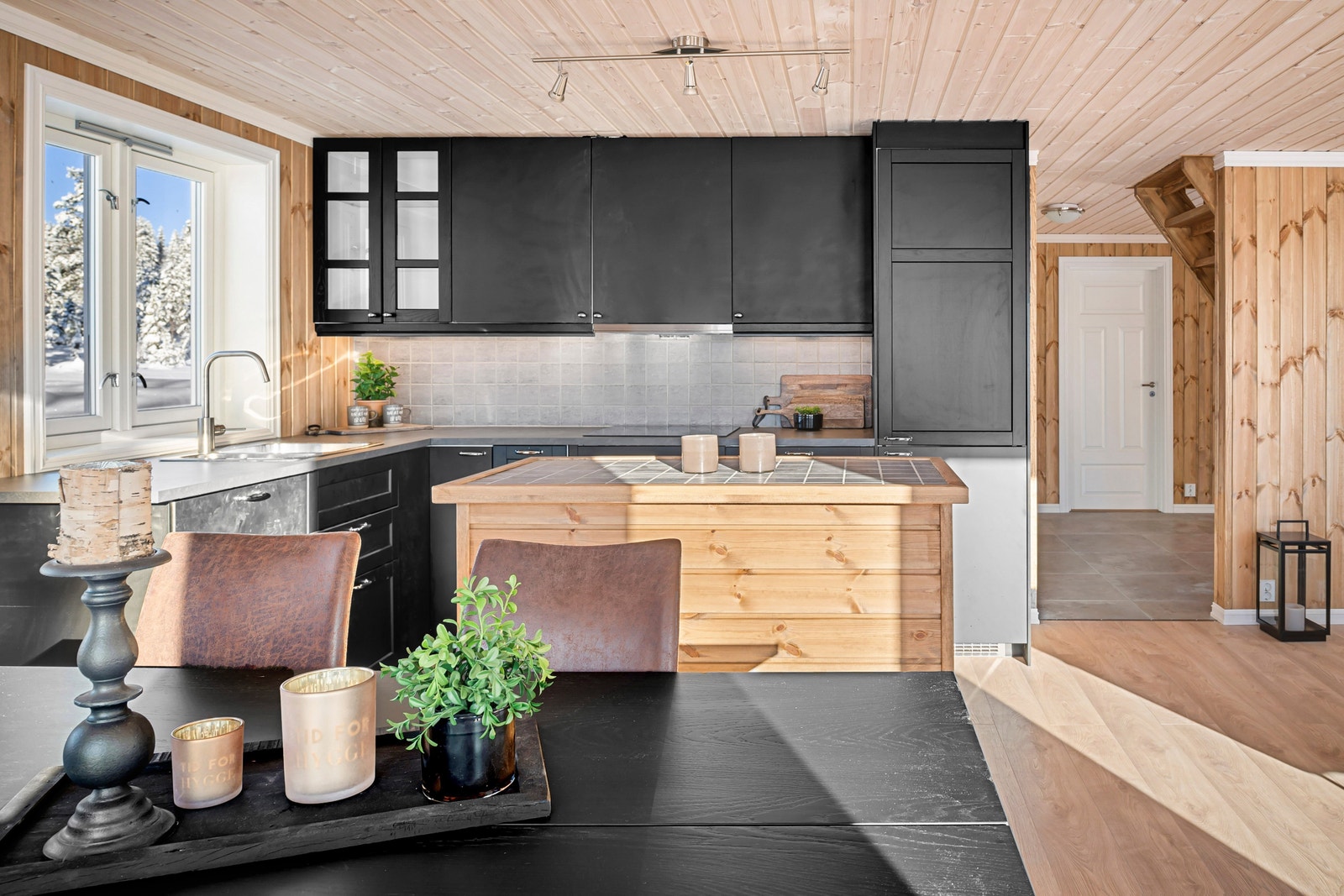 Kjøkken med praktisk kjøkkenøya på 60 x 120. inkludert alle hvitevarer Galleribilde